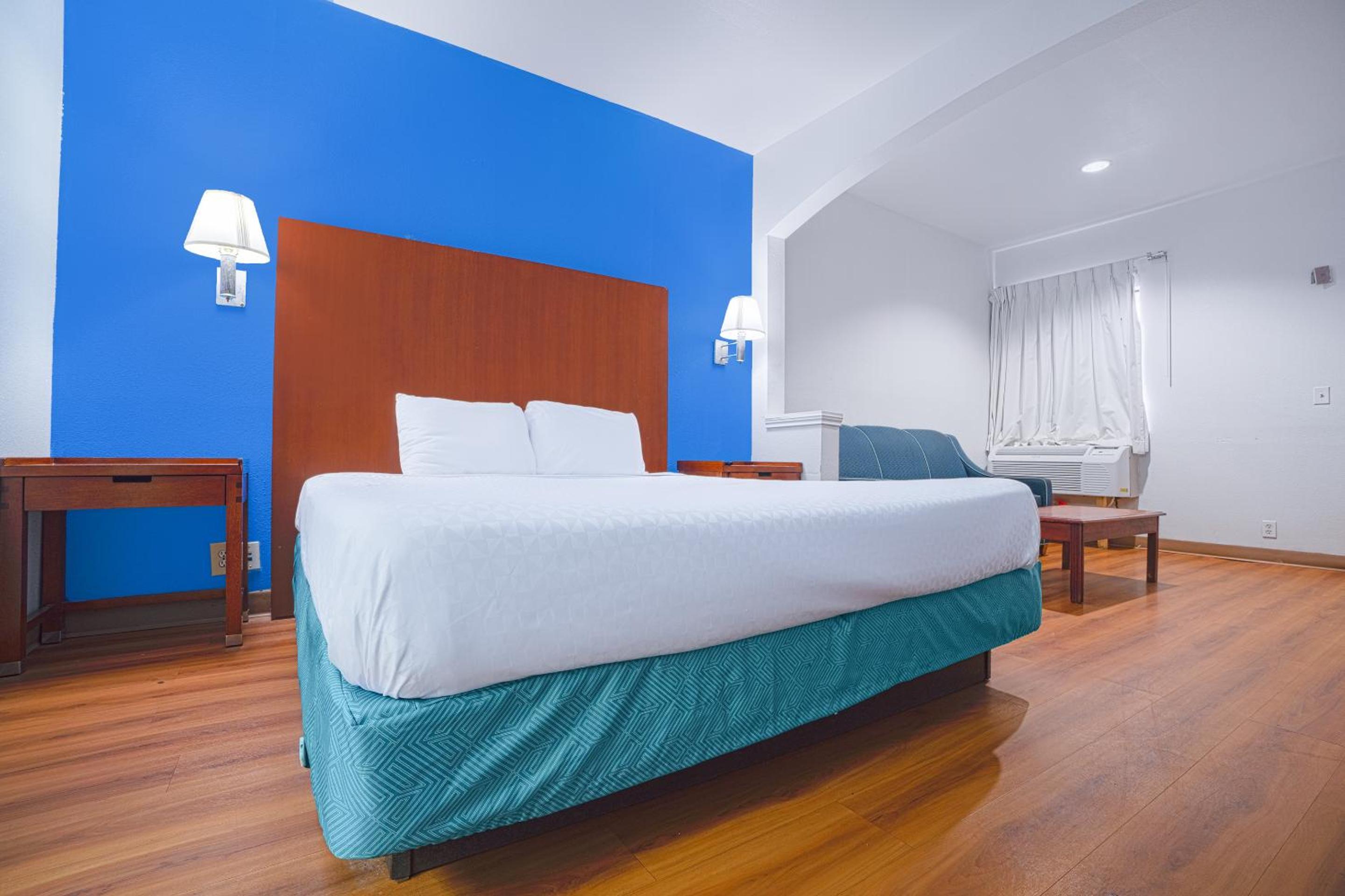 Deluxe King Bed Non-smoking - Photo 10