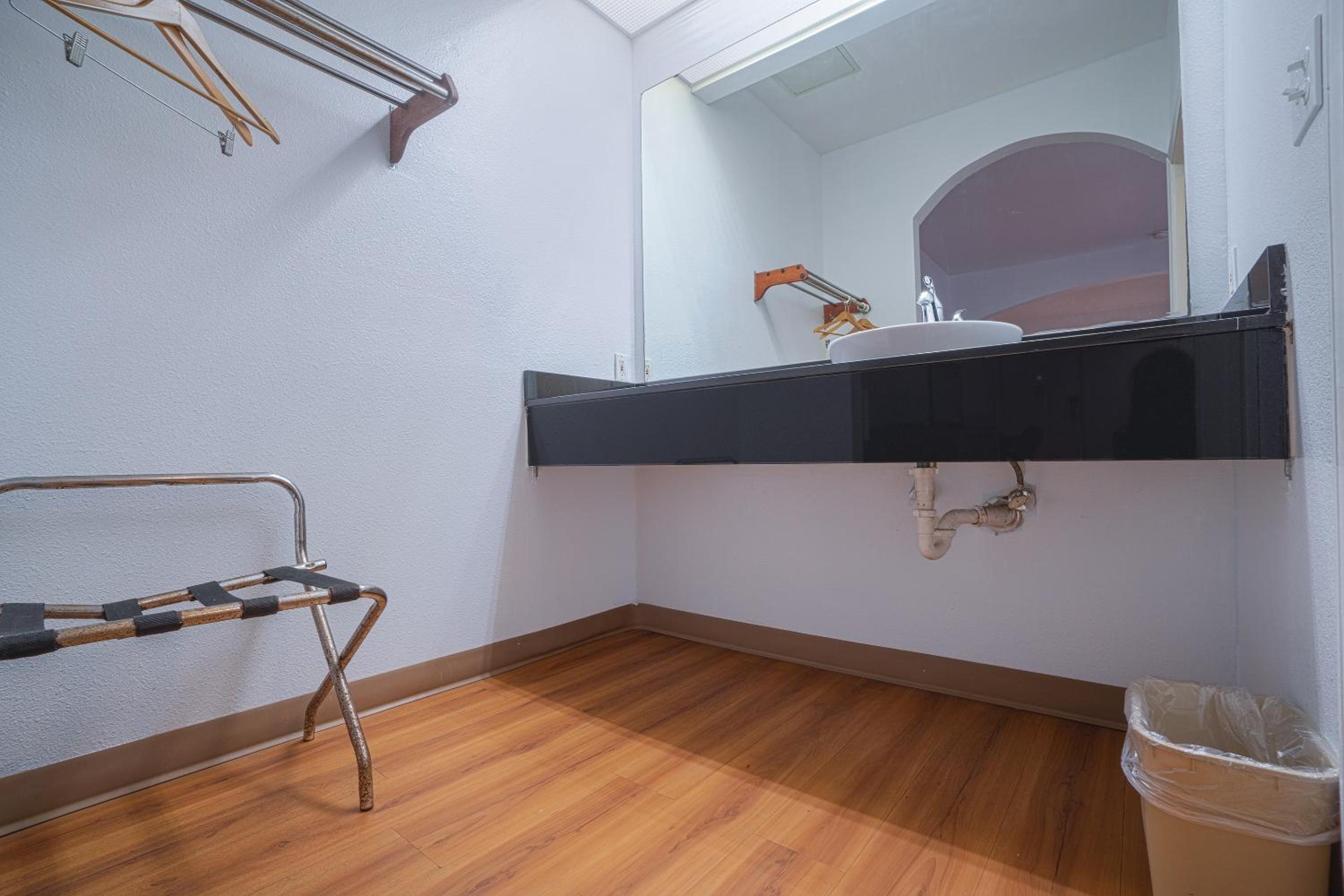 Deluxe King Bed Non-smoking - Photo 6