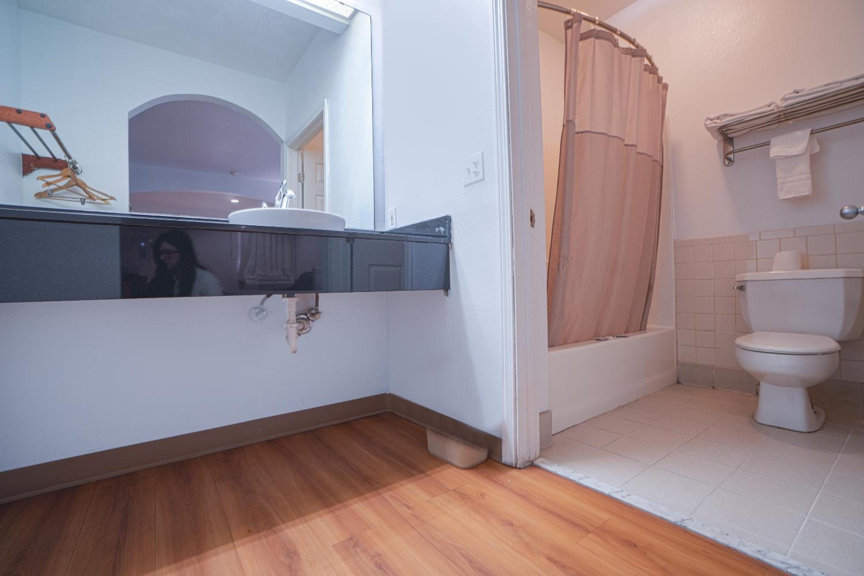 Deluxe King Bed Non-smoking - Photo 9