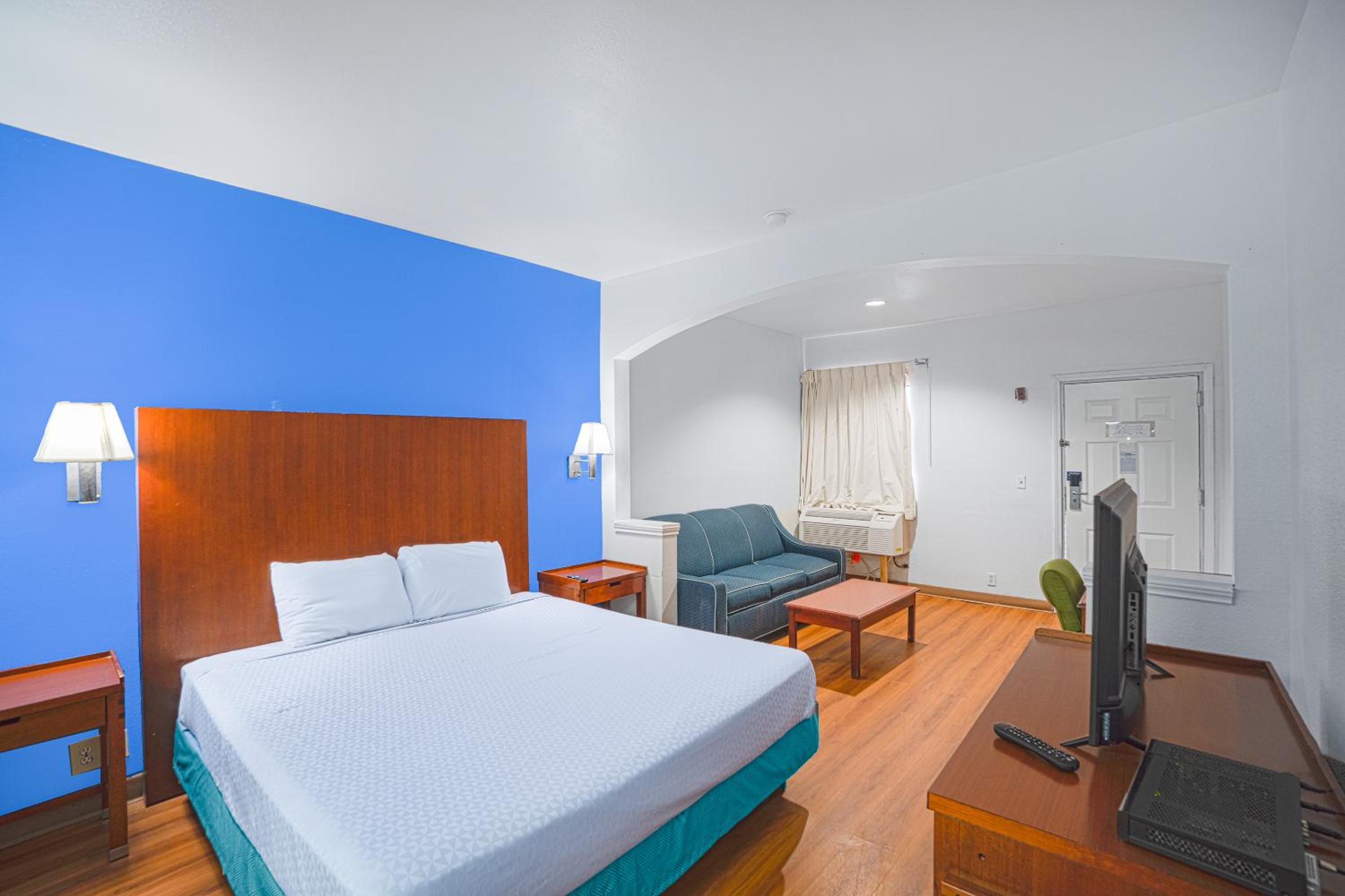 Deluxe King Bed Non-smoking - Photo 1