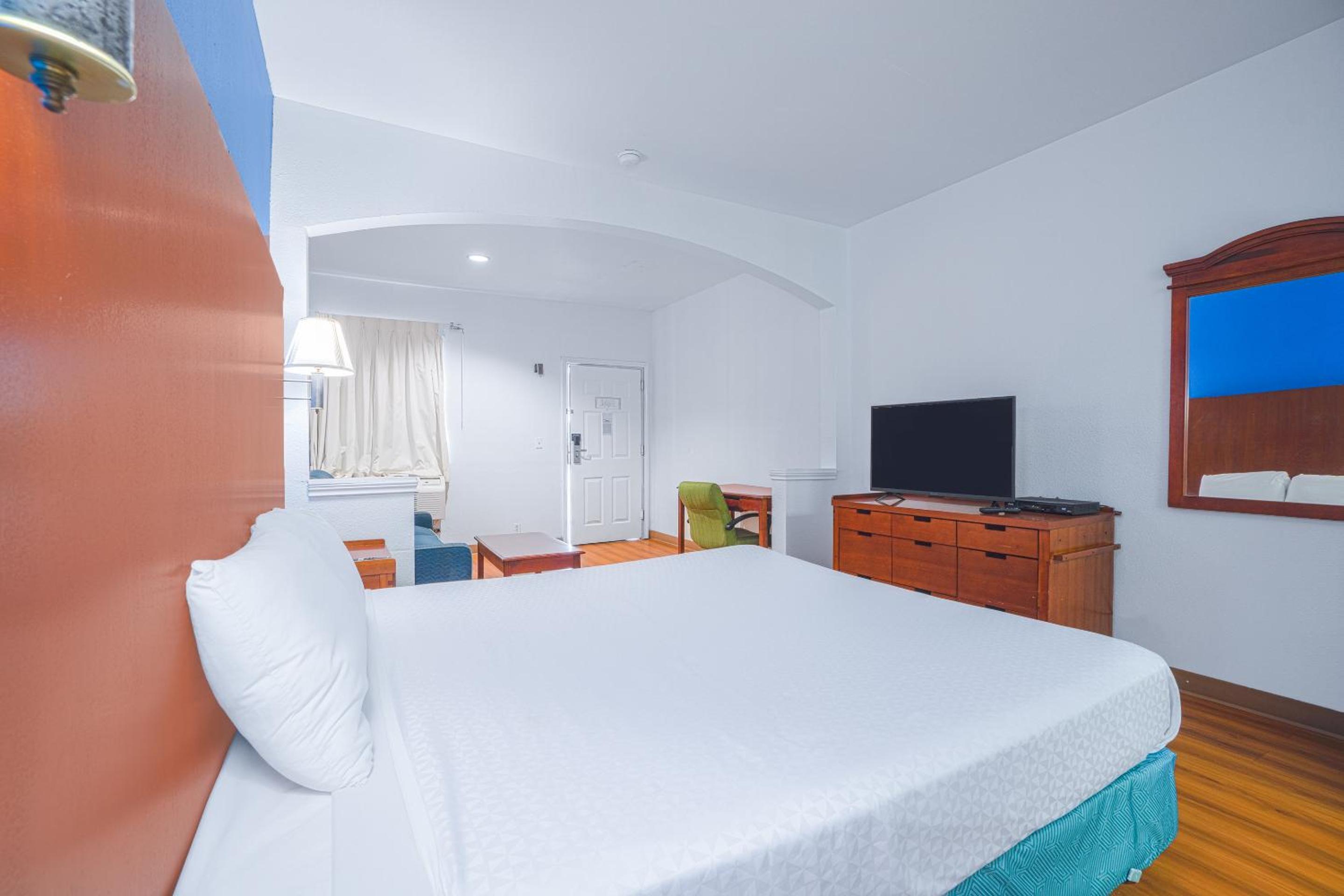 Deluxe King Bed Non-smoking - Photo 8