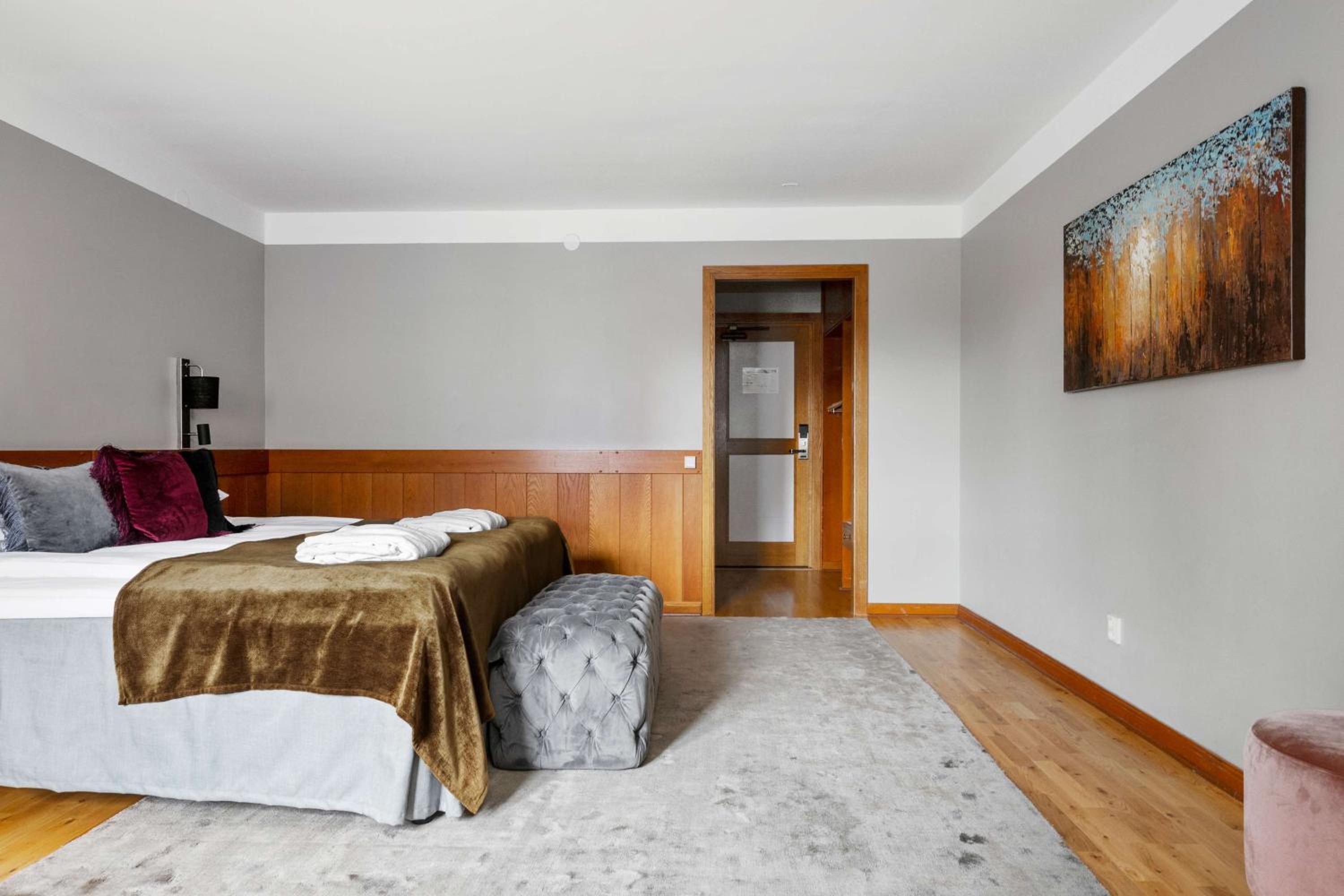 Junior King Suite with Sofa Bed photo 3