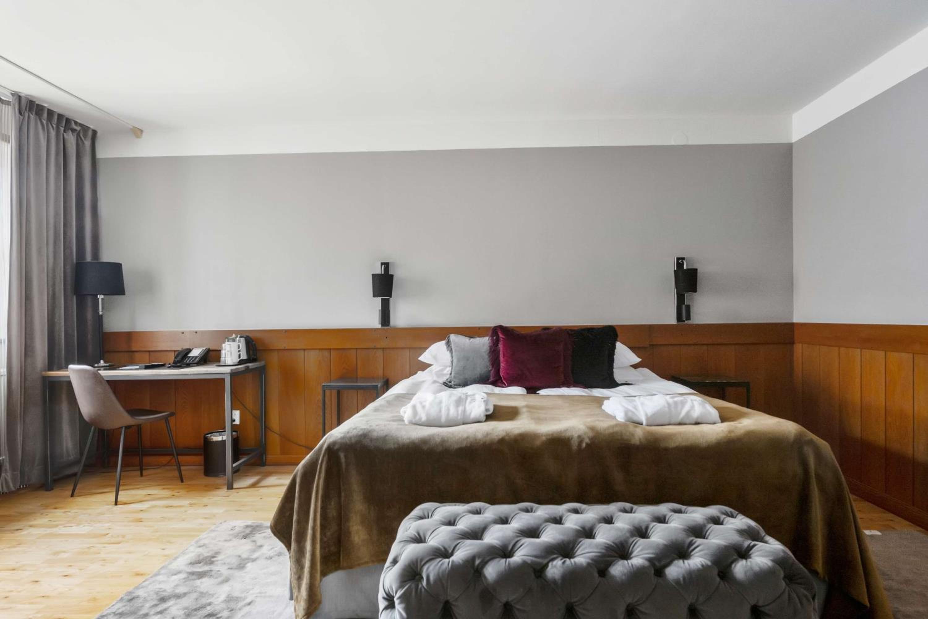 Junior King Suite with Sofa Bed photo 2