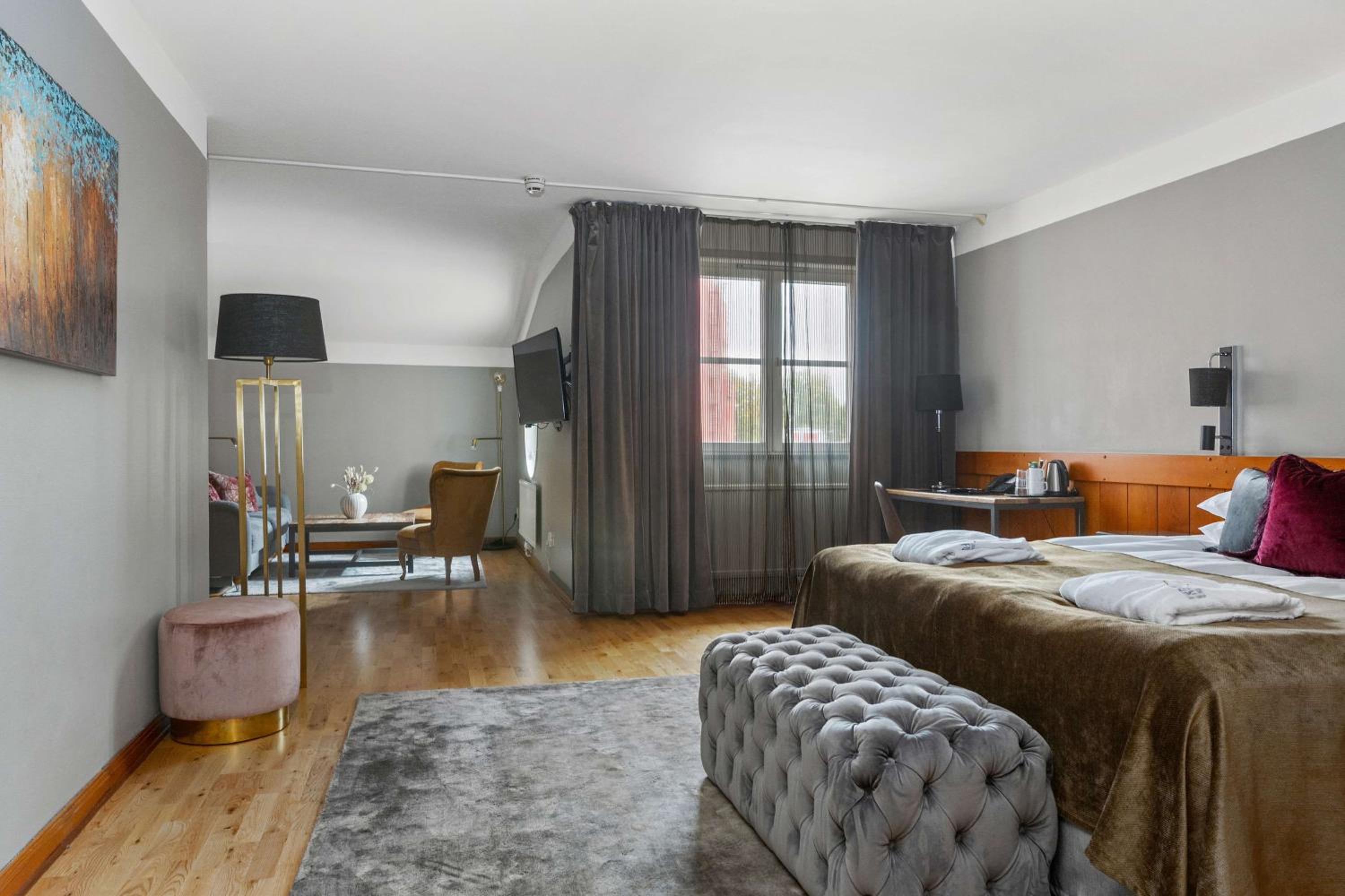 Junior King Suite with Sofa Bed photo 1