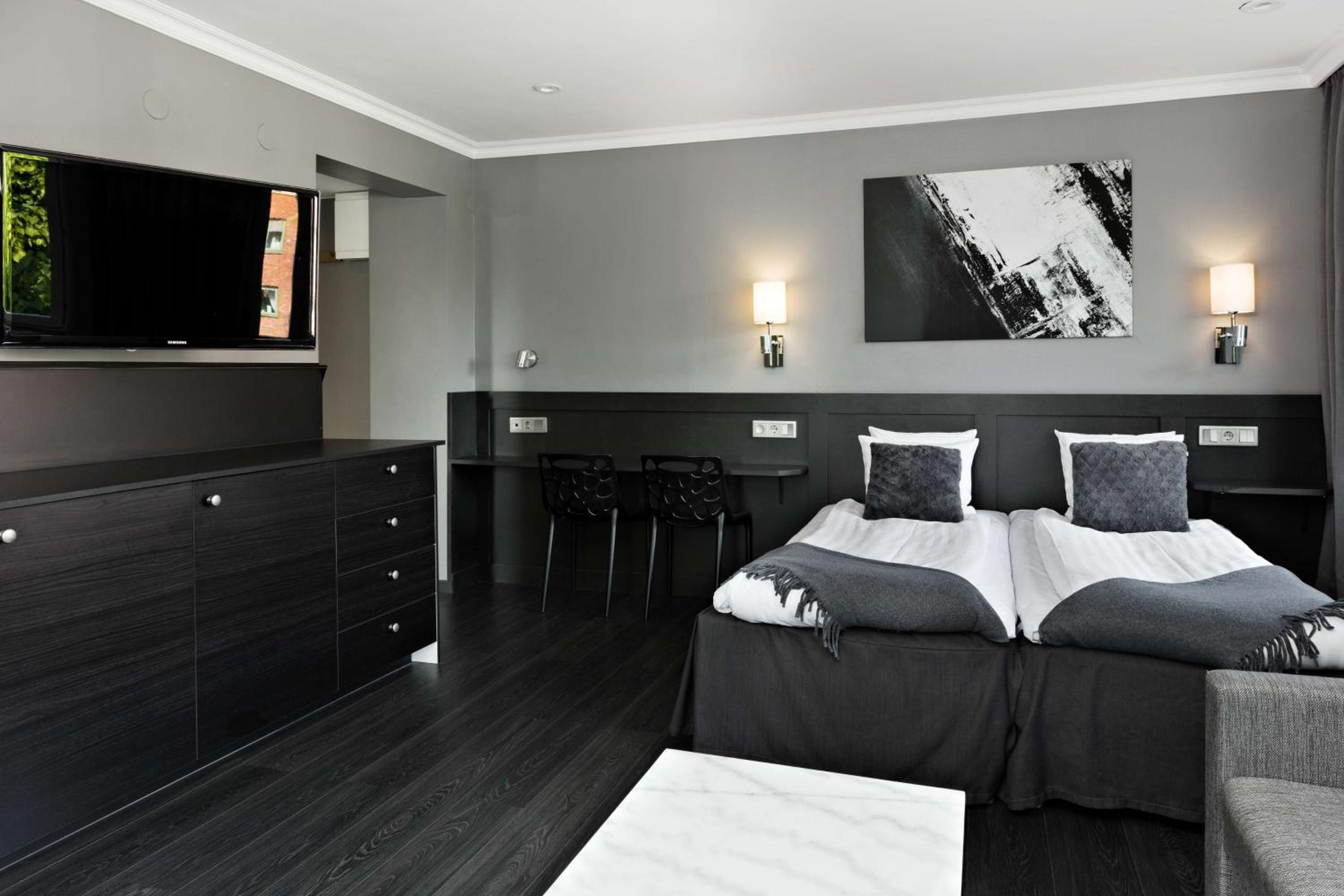 Family Room with Two Single Beds and Sofa Bed - Non-Smoking - Photo 2