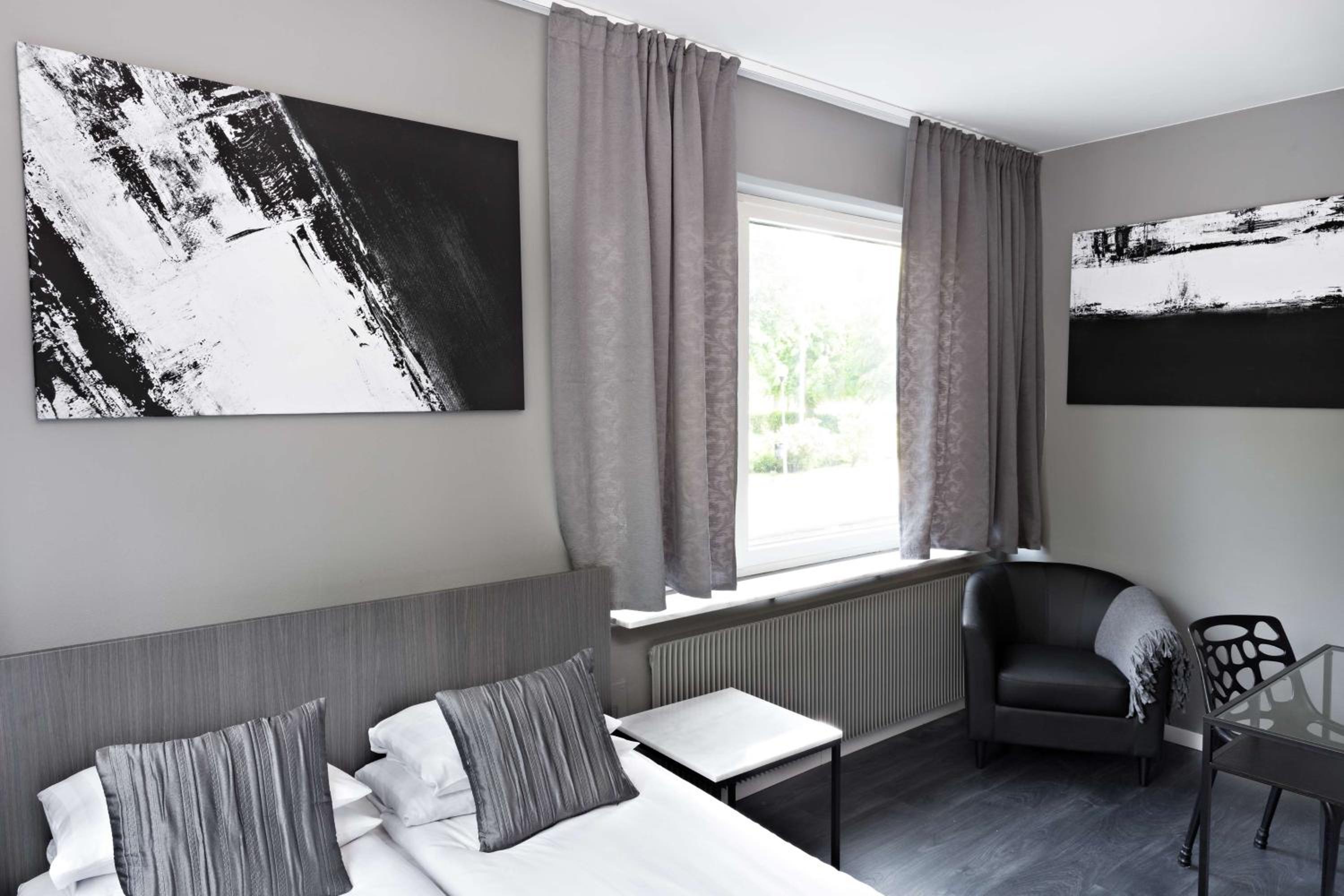 Standard Double Room - Photo 10