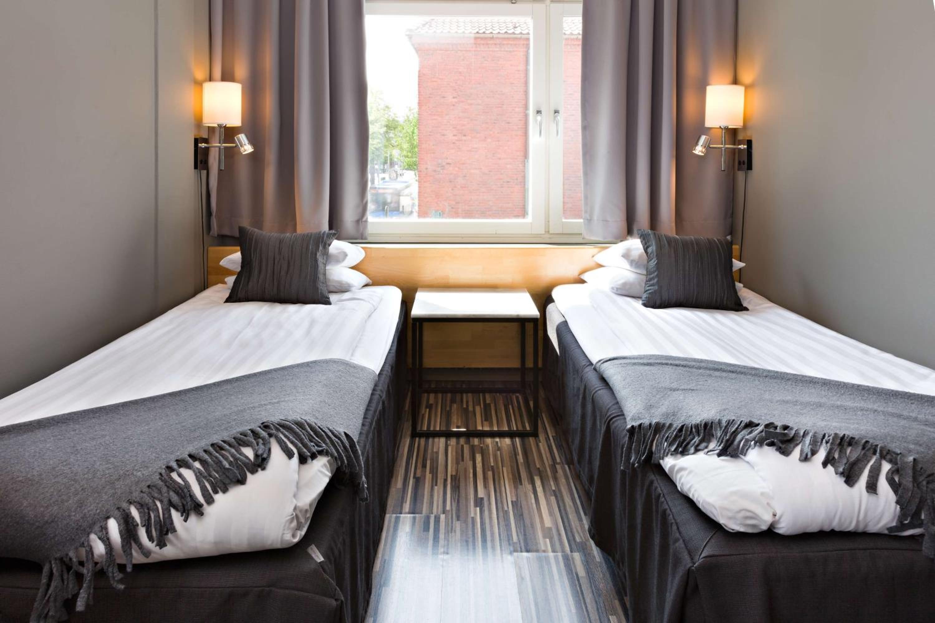 Standard Double Room with Two Single Beds - Non-Smoking - Photo 8