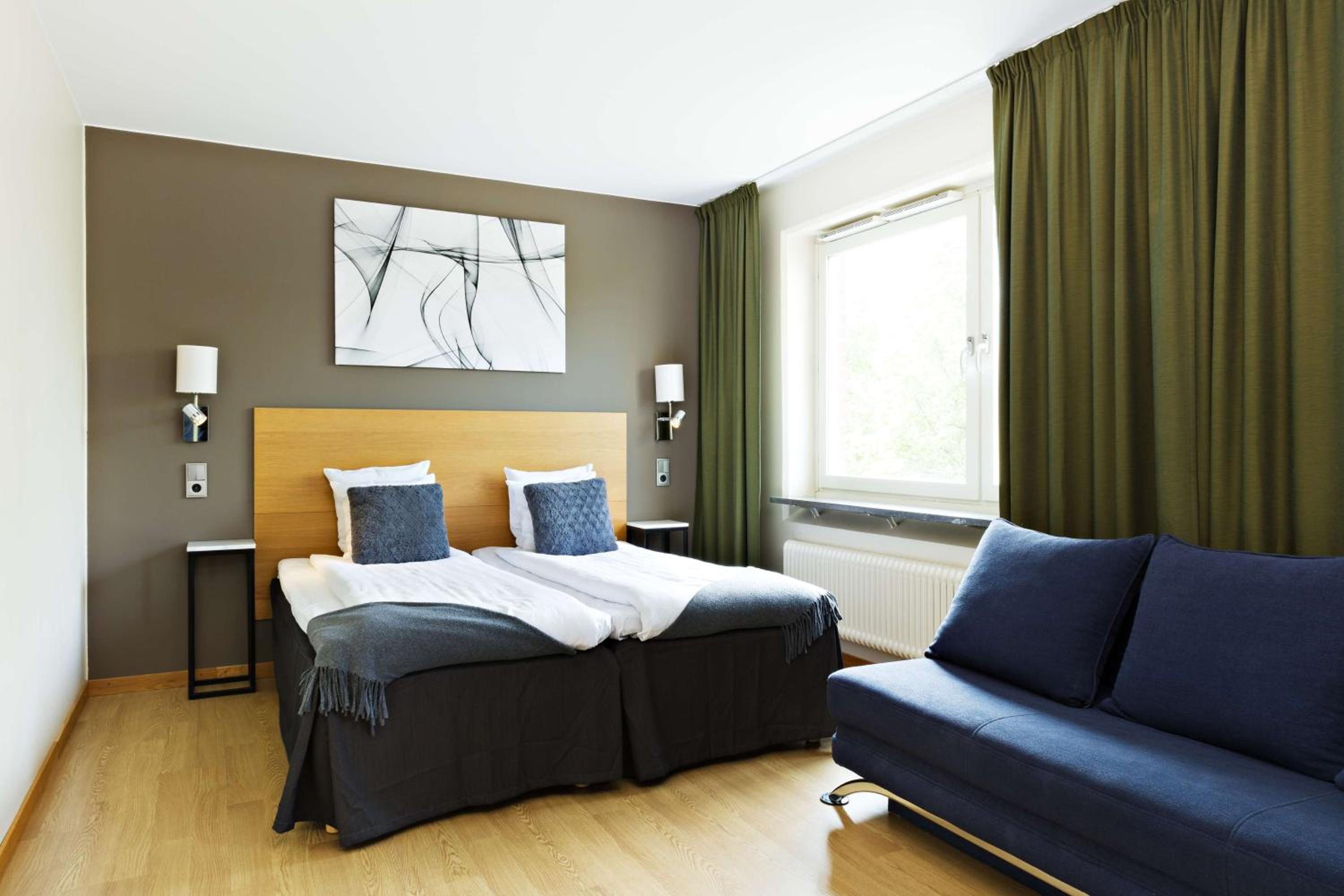 Family Room with Two Single Beds and Sofa Bed - Non-Smoking - Photo 7