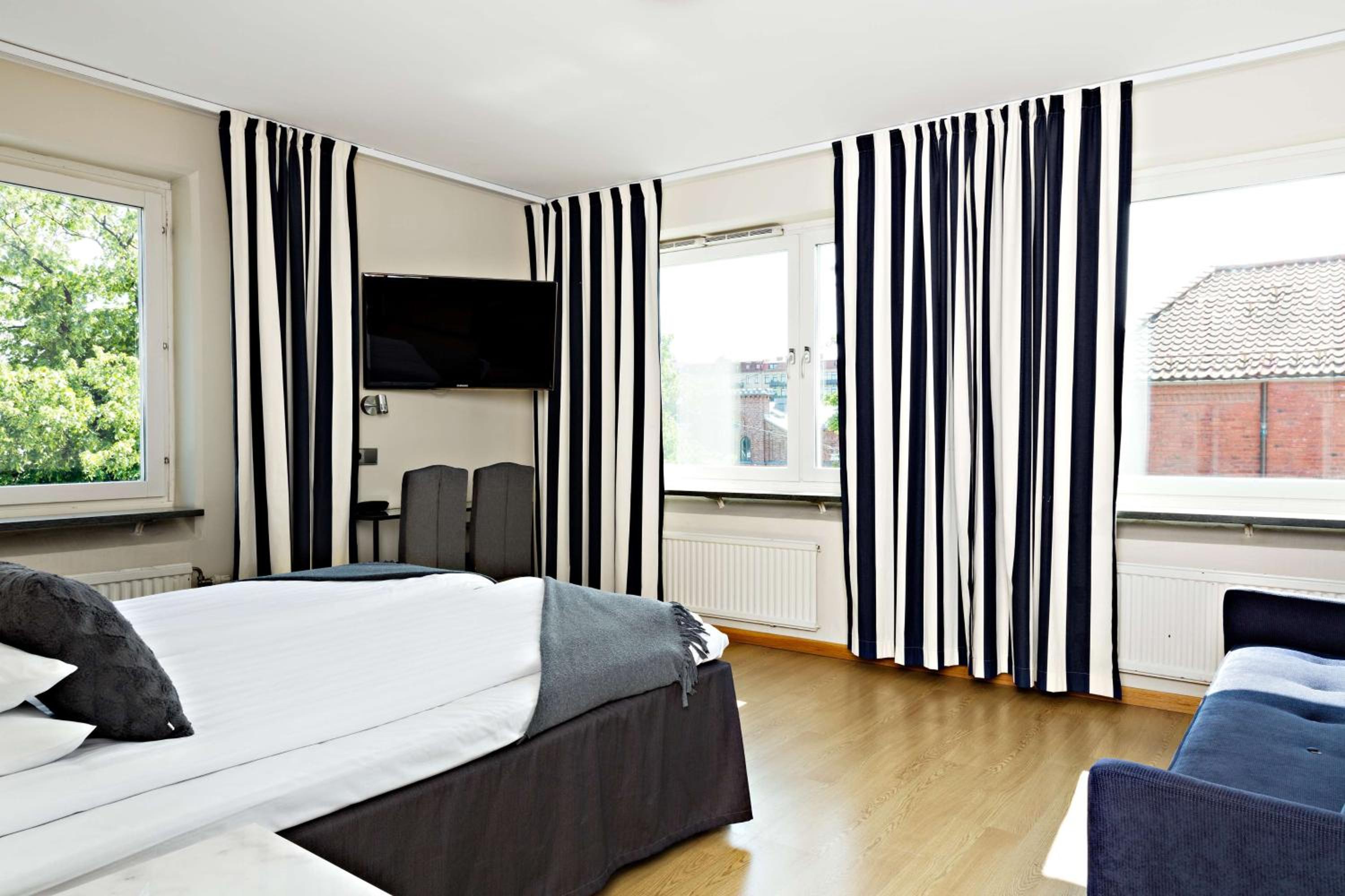 Family Room with Two Single Beds and Sofa Bed - Non-Smoking - Photo 6