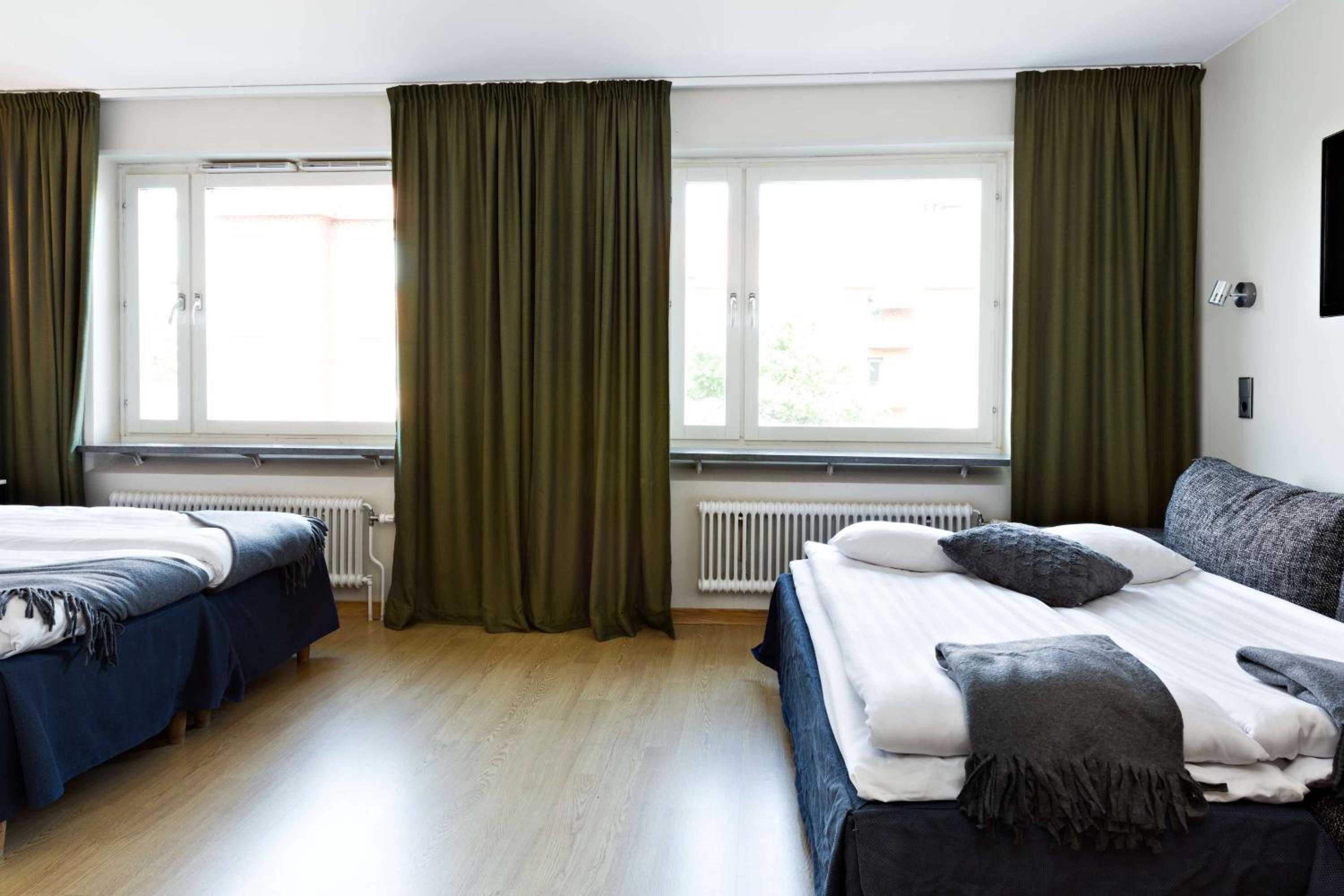 Family Room with Two Single Beds and Sofa Bed - Non-Smoking - Photo 3