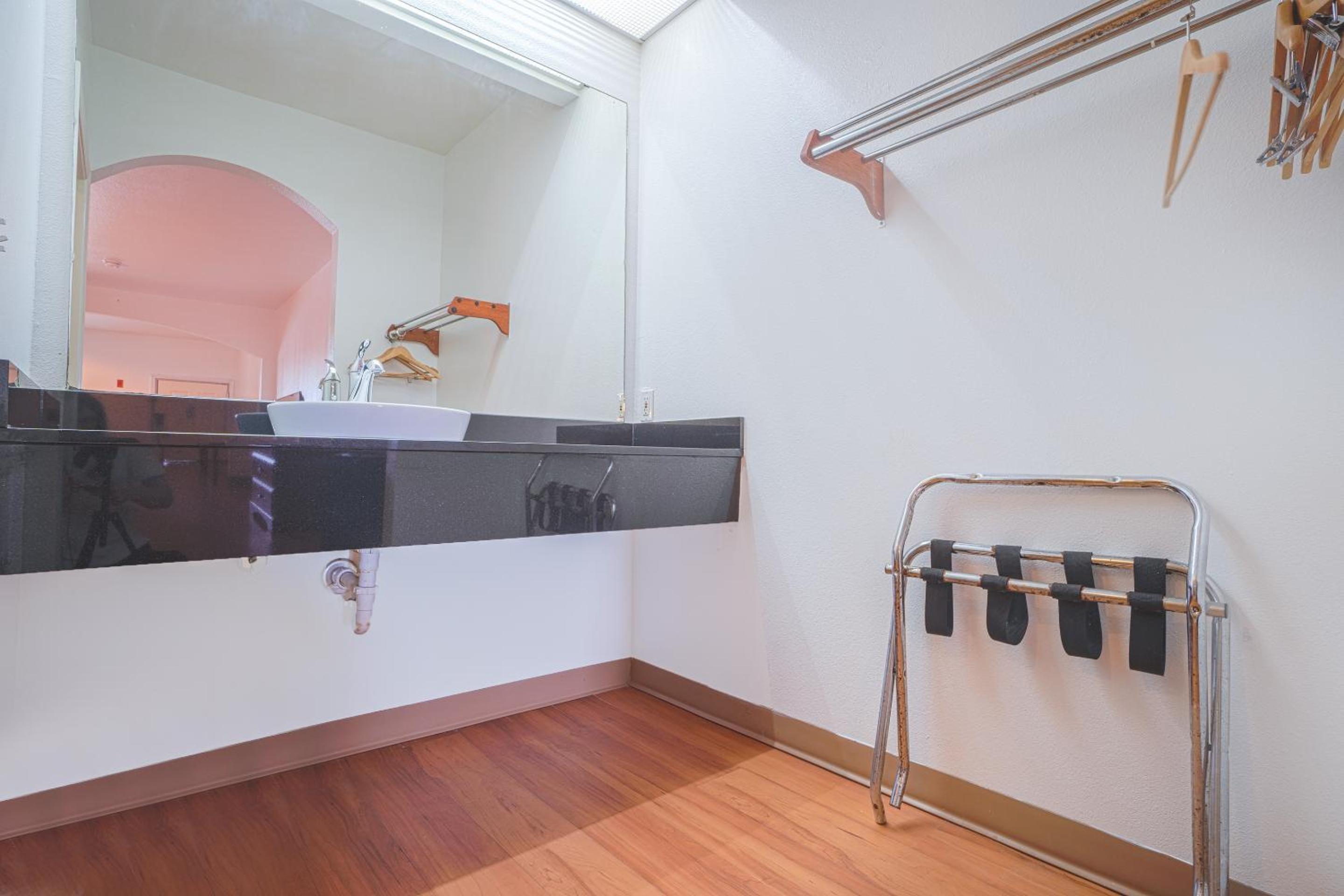 Deluxe Double Queen Beds Non-Smoking - Photo 9