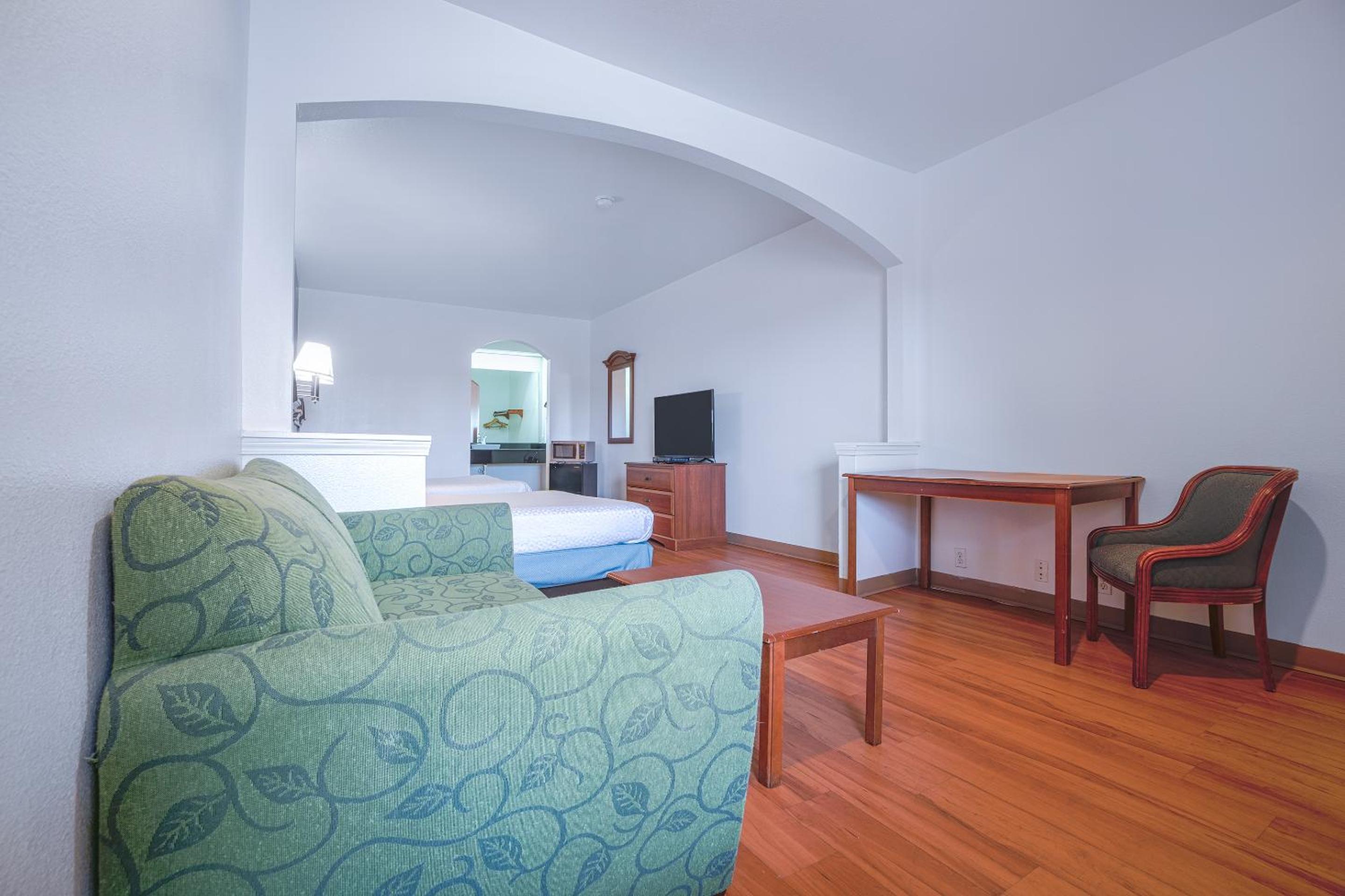 Deluxe Double Queen Beds Non-Smoking - Photo 6