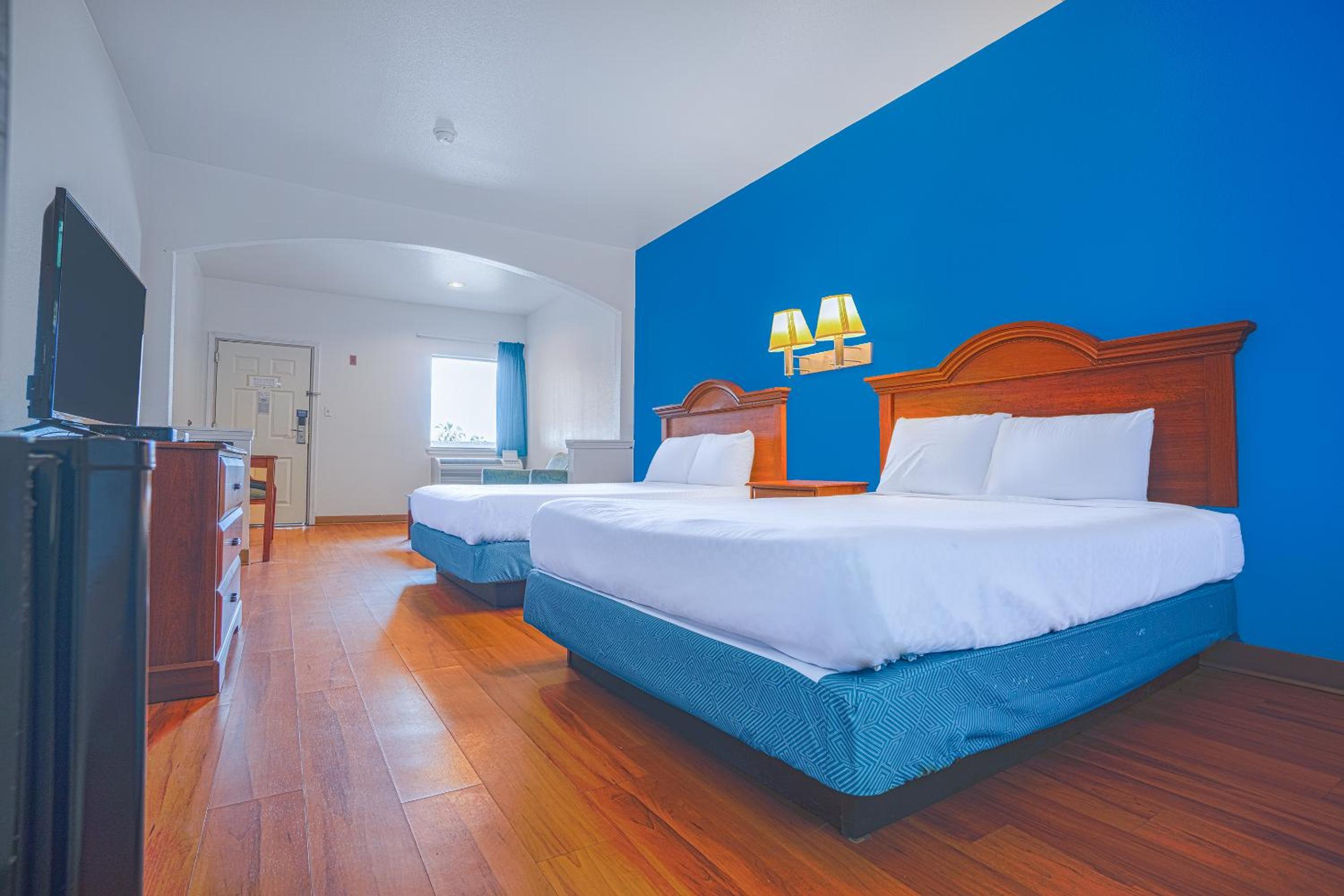 Deluxe Double Queen Beds Non-Smoking - Photo 1