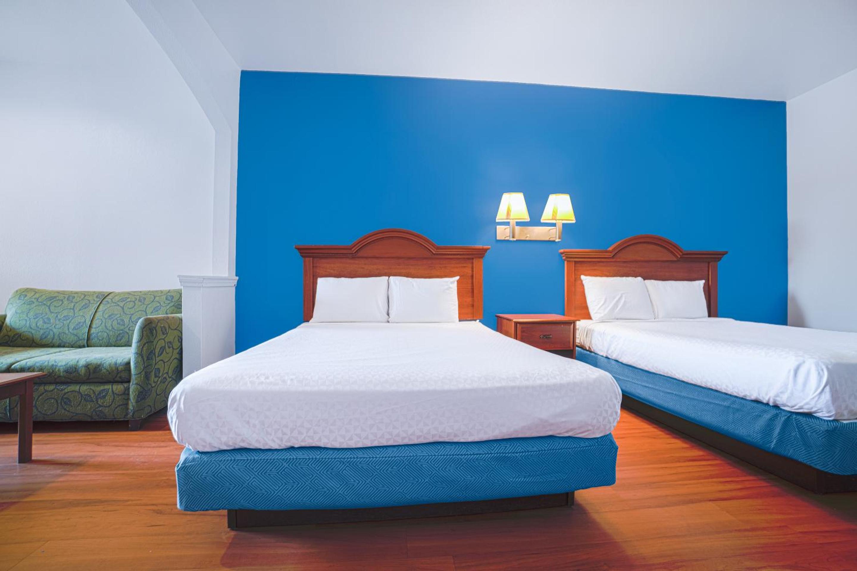 Deluxe Double Queen Beds Non-Smoking - Photo 5