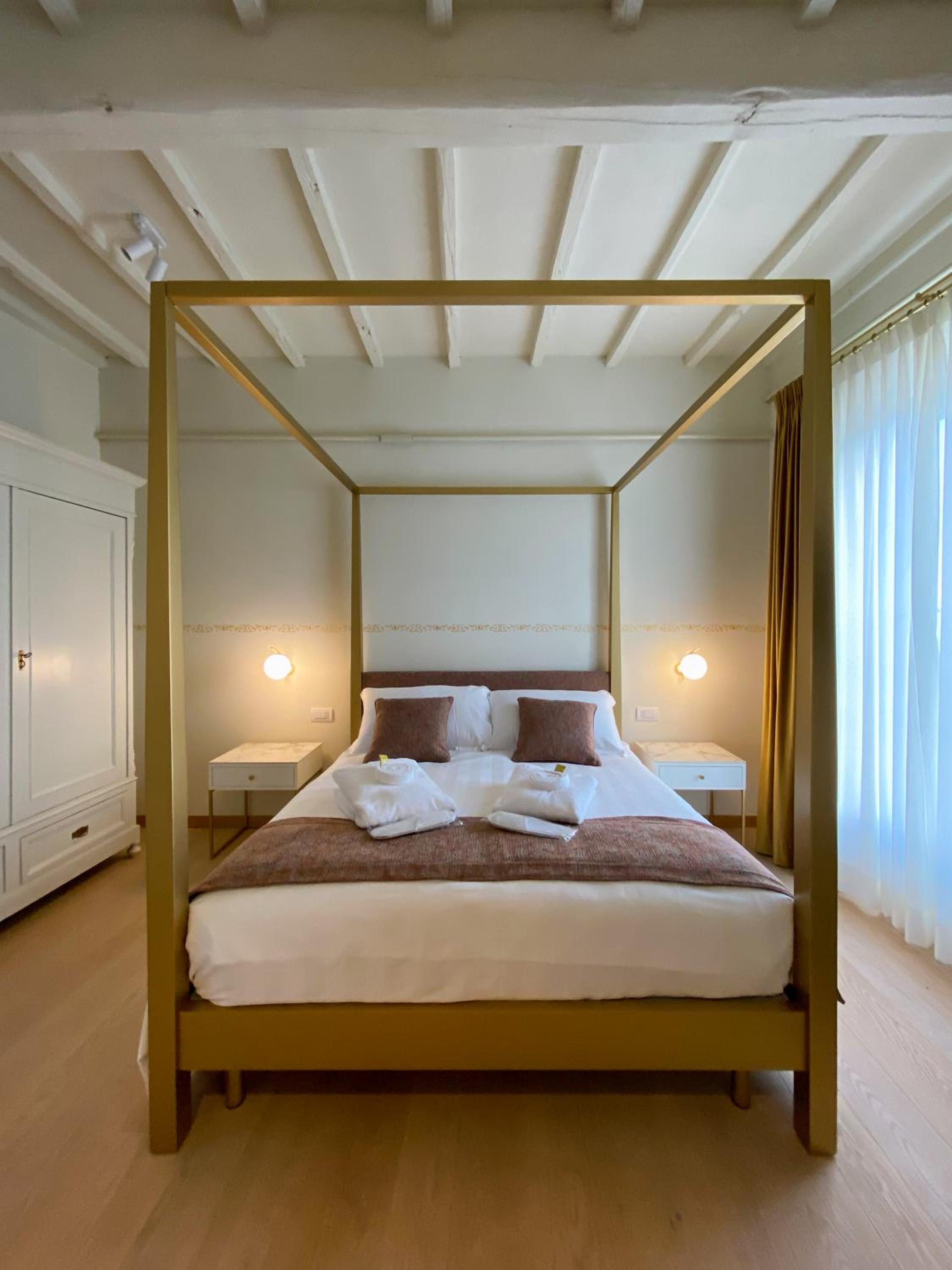 Deluxe Junior Suite - Photo 9
