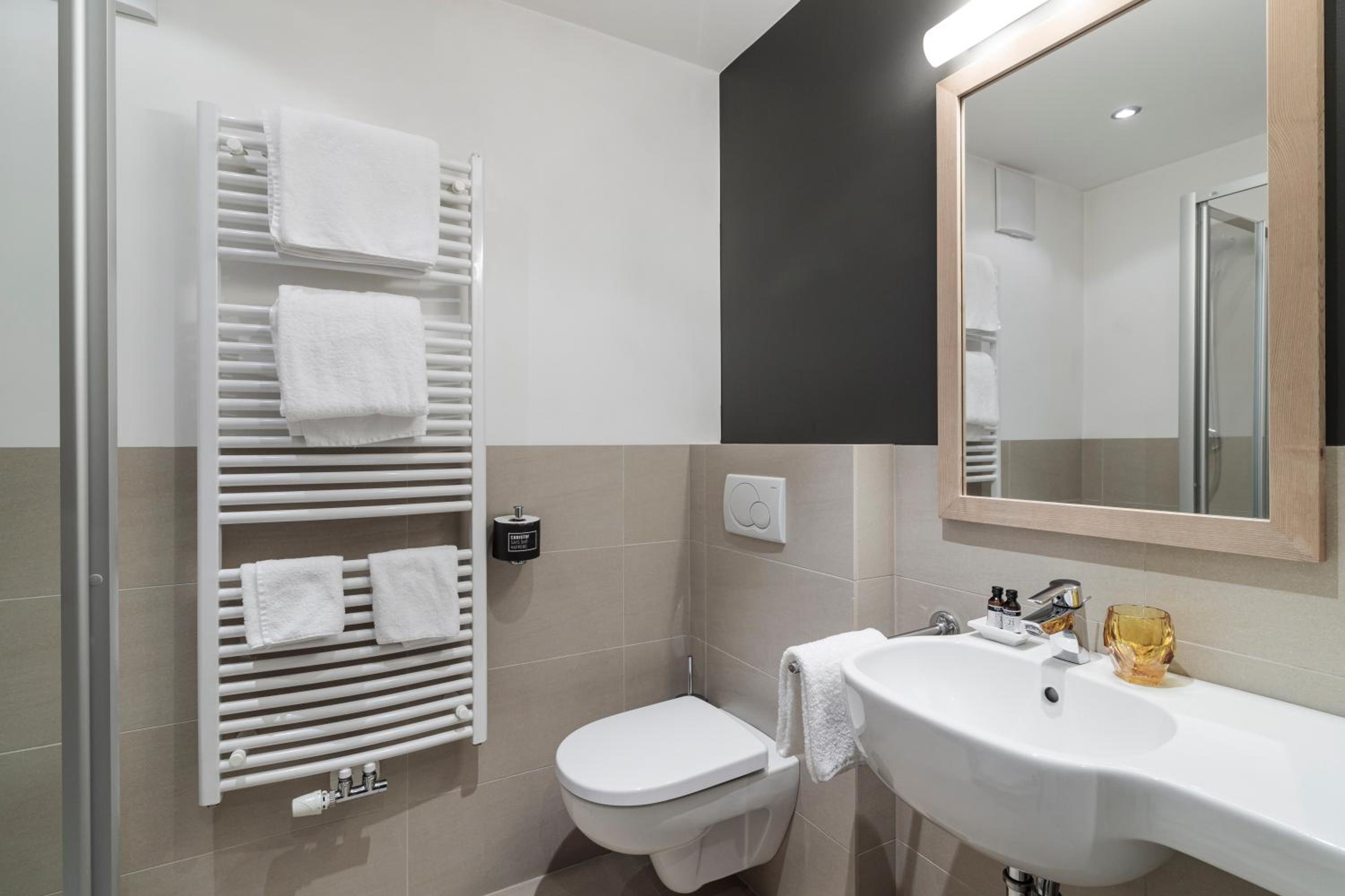 Double Room with Balcony - Photo 11