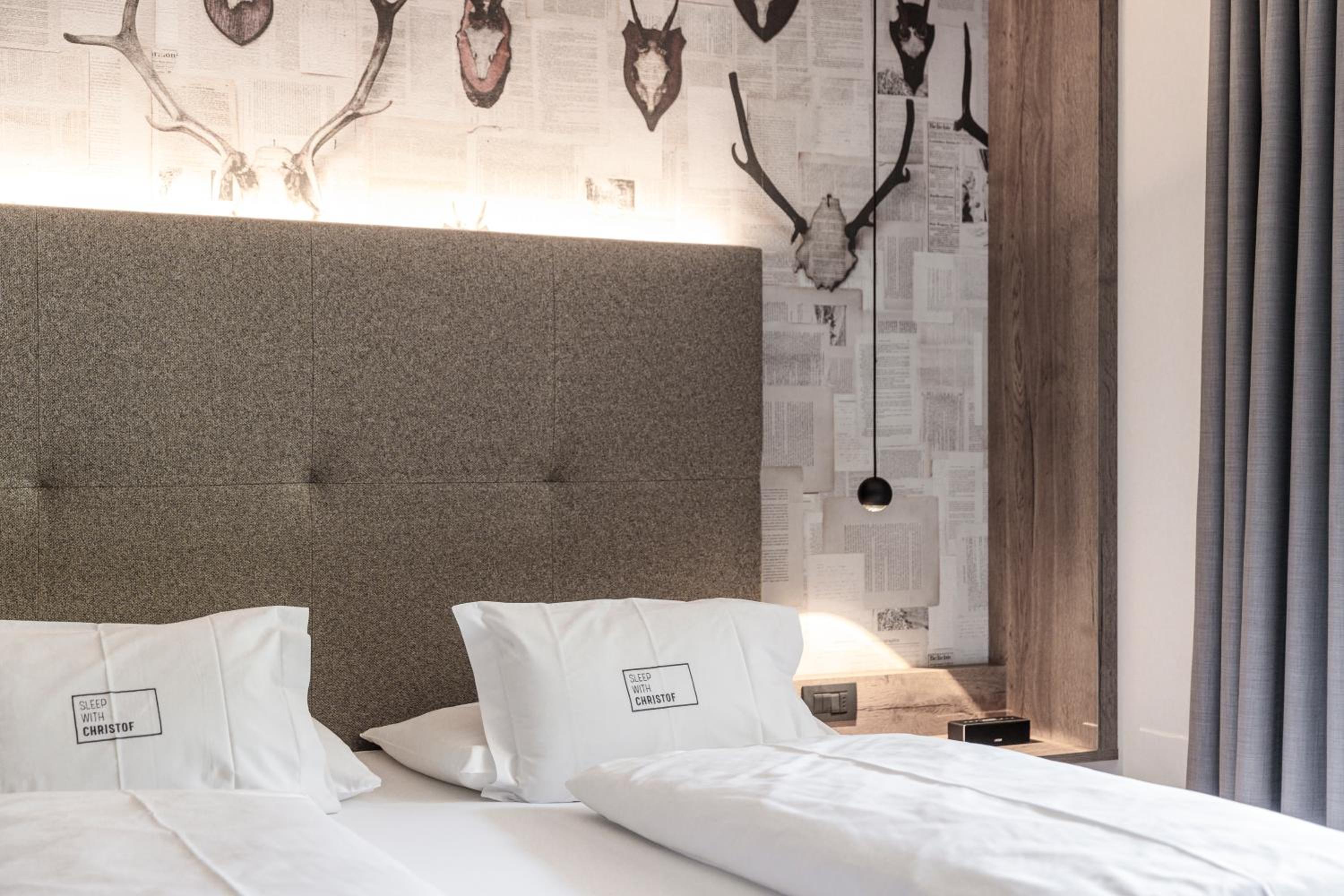 Deluxe Double Room with Balcony - Photo 8