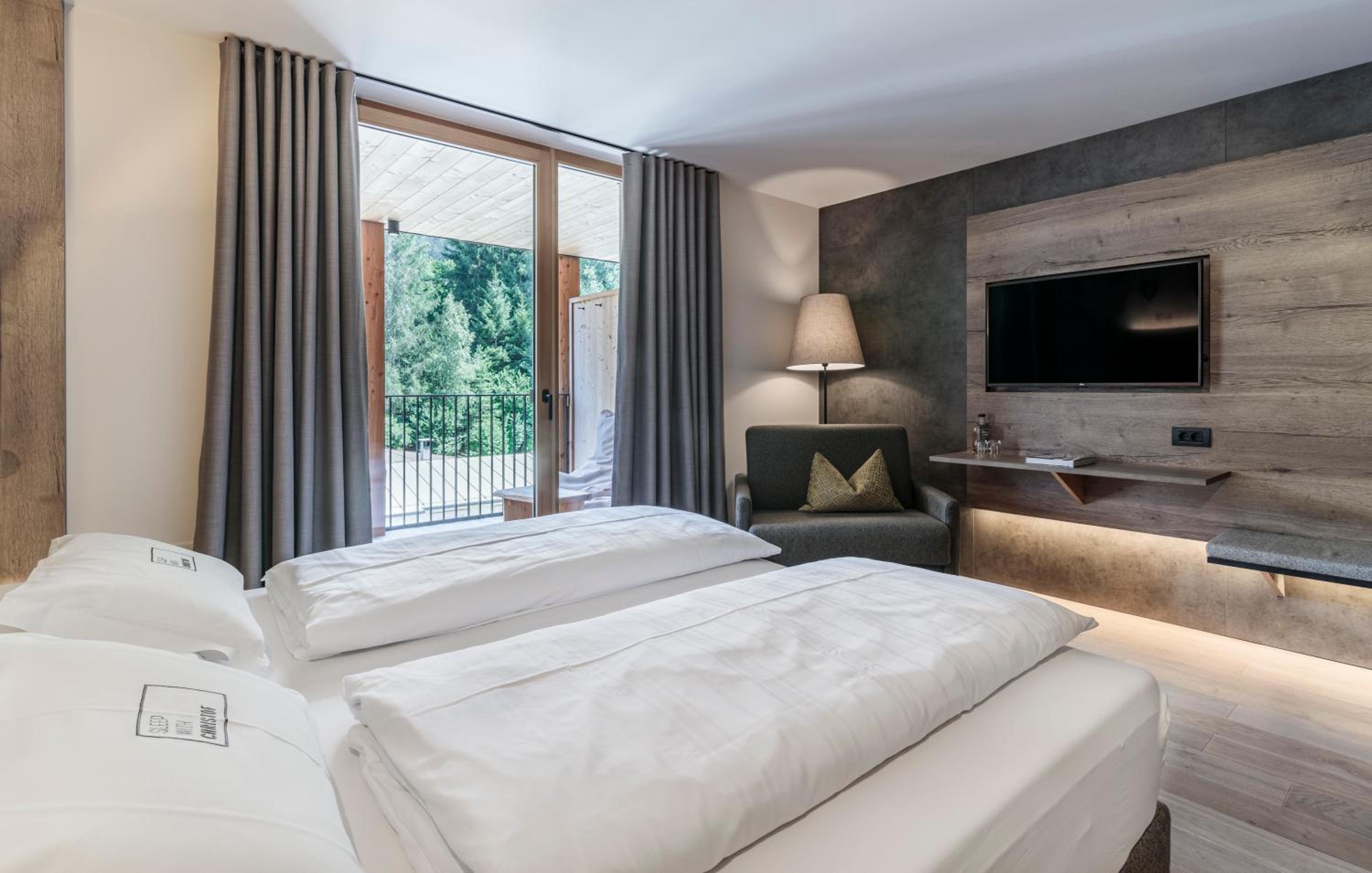 Deluxe Double Room with Balcony - Photo 9