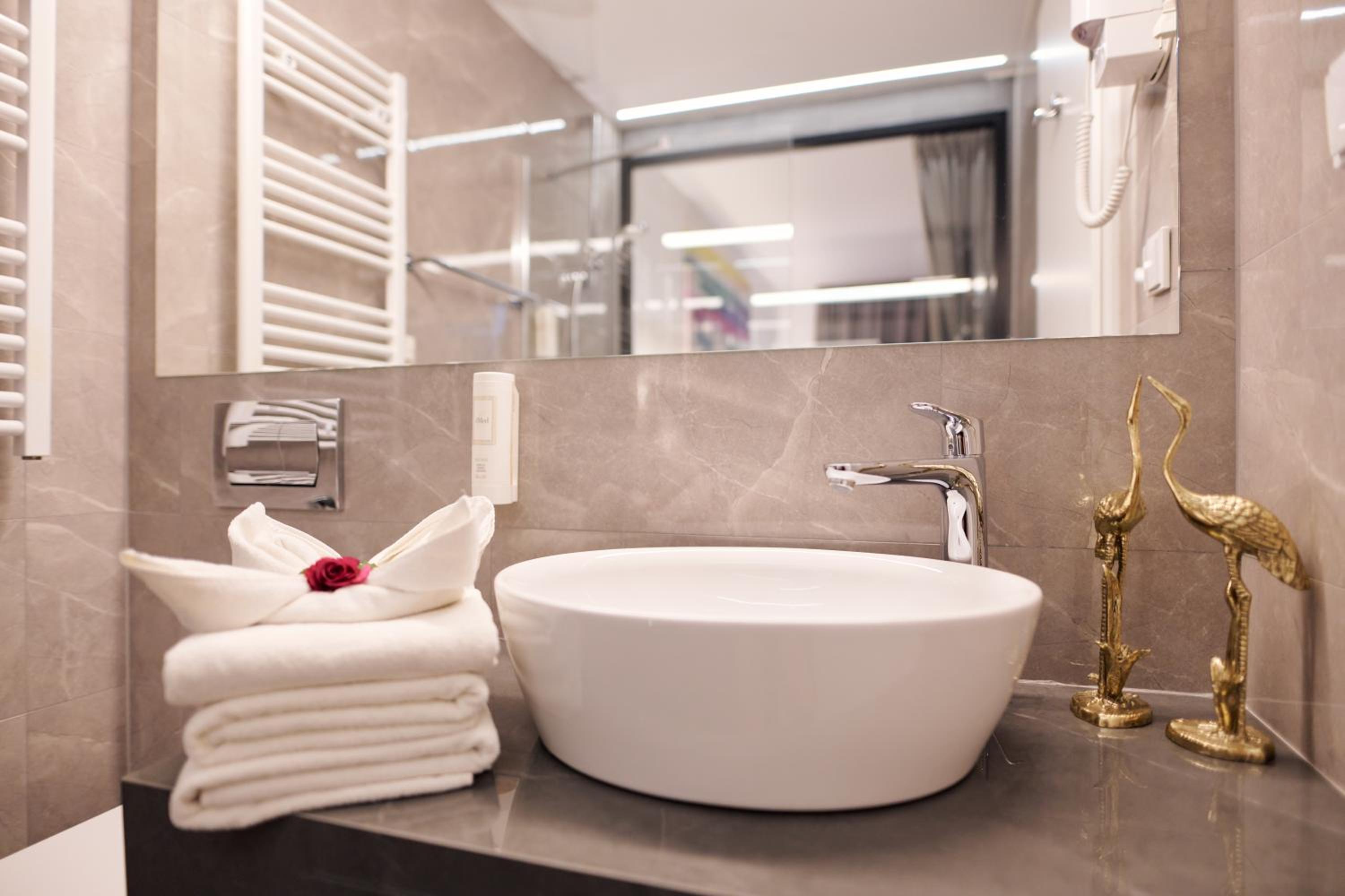 Standard Double Room - Photo 8
