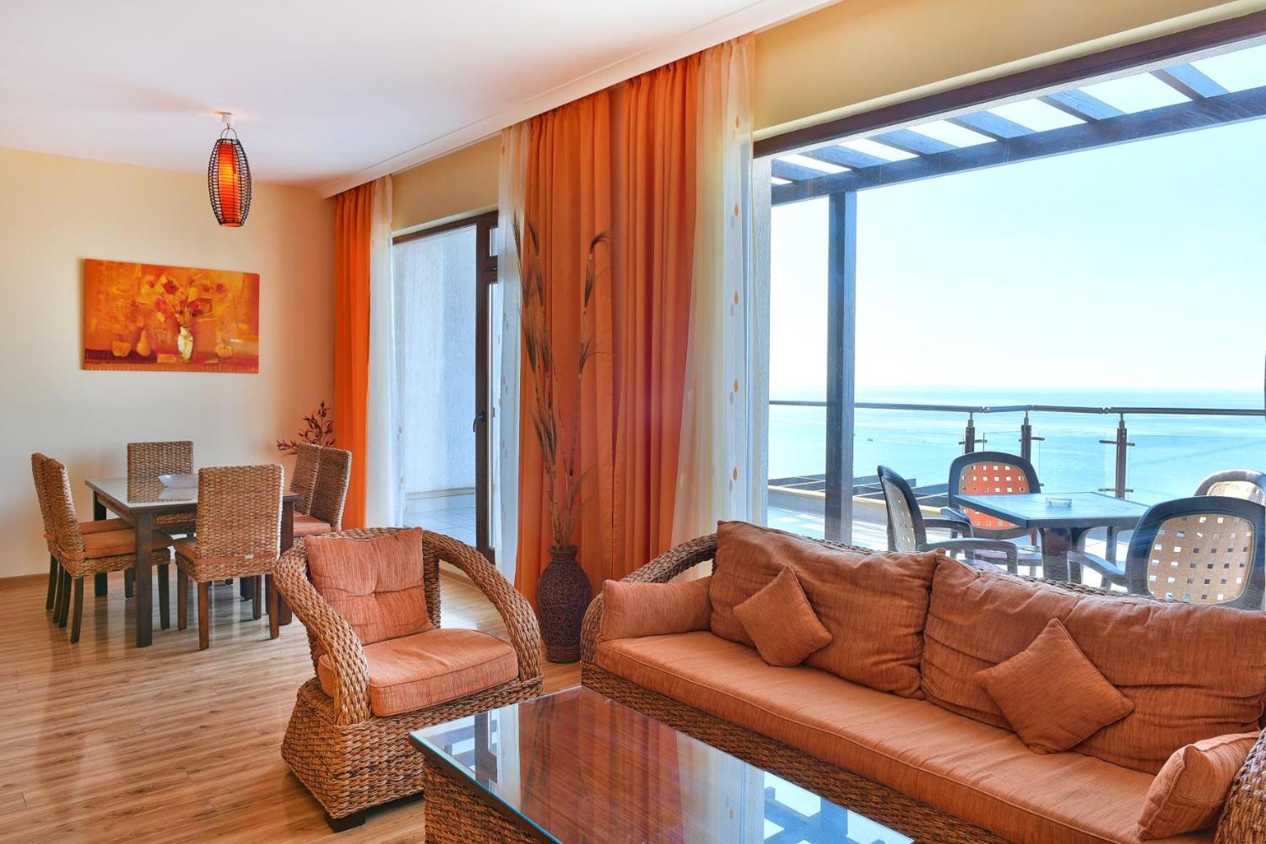 Deluxe Two-Bedroom Apartment with Balcony and Frontal Sea View - Free Access to Aquapark and Action Park - Photo 6