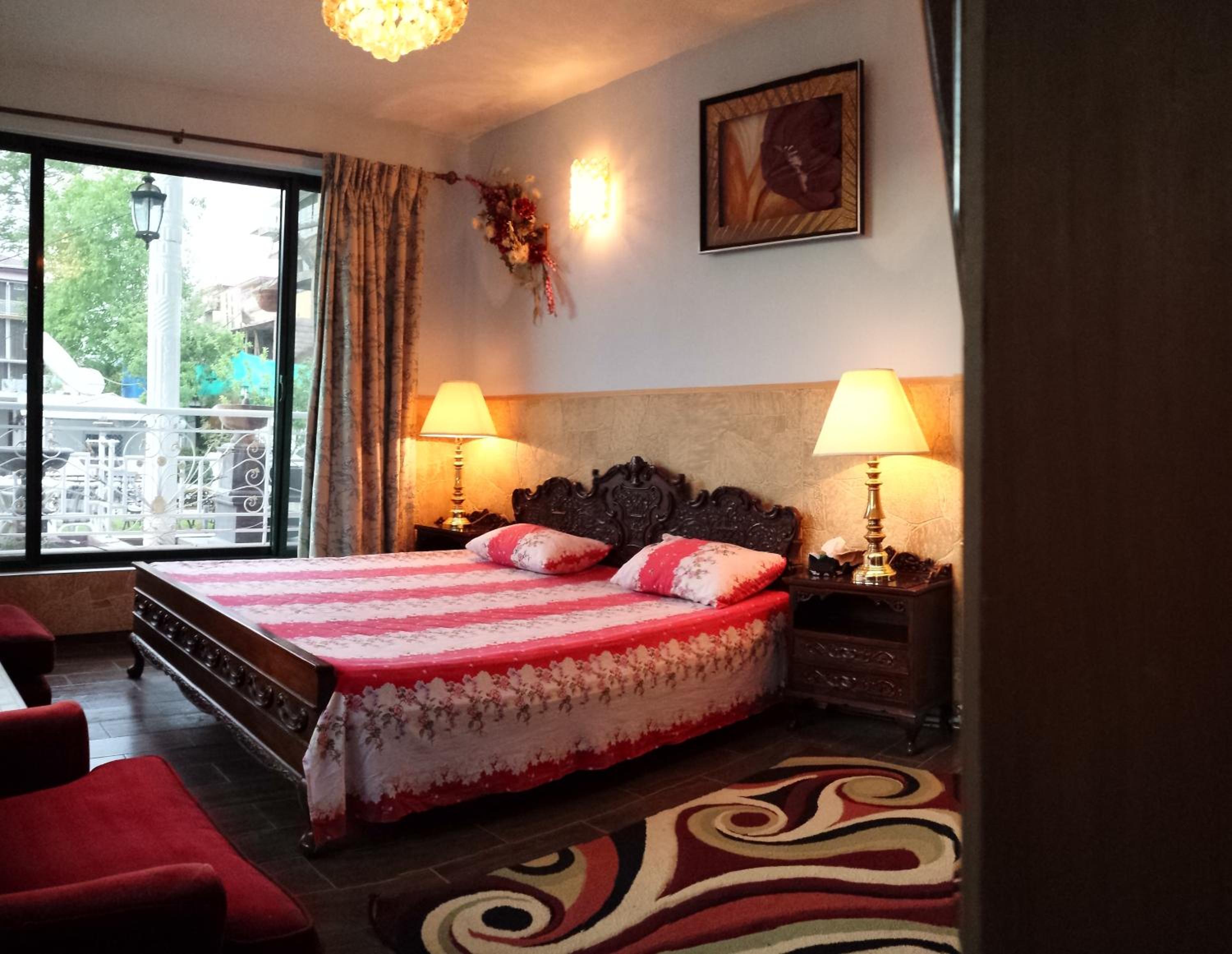 Deluxe Room (2 Adults + 1 Child)