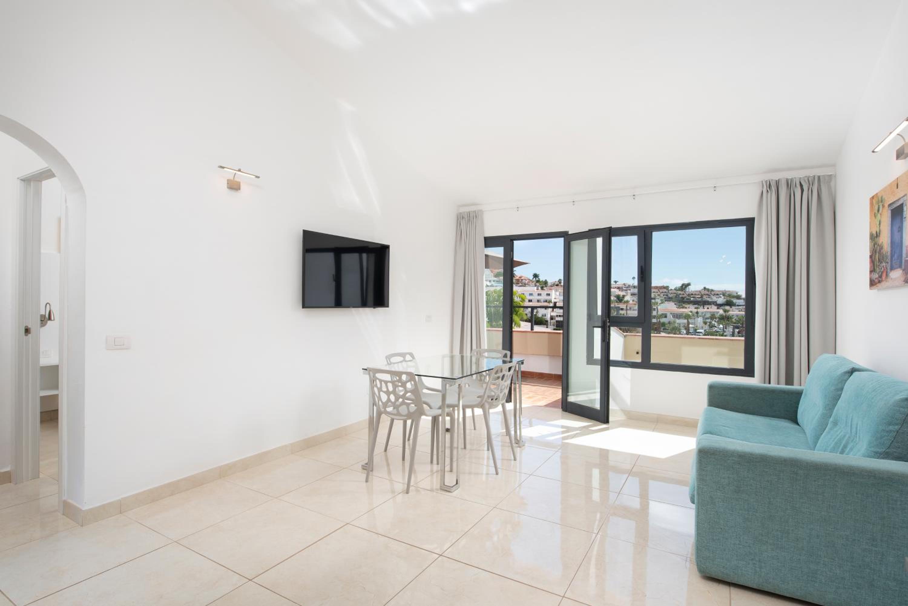 Deluxe 1 Bedroom Apartment with Balcony