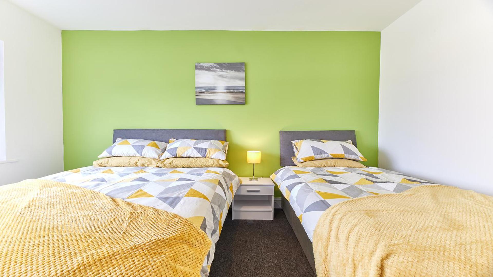 Five-Bedroom House photo 1