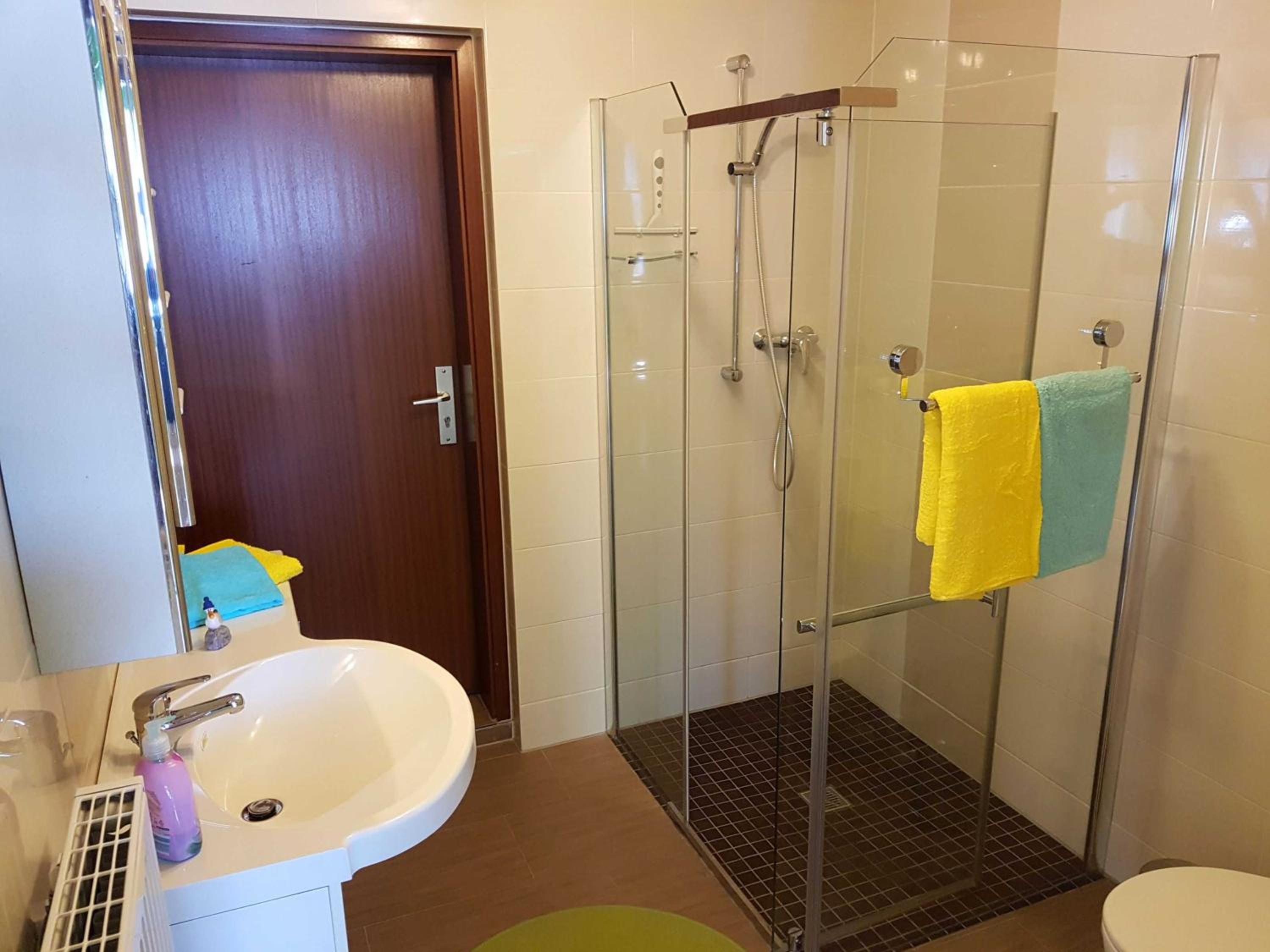 One-Bedroom Apartment with Lake View photo 3
