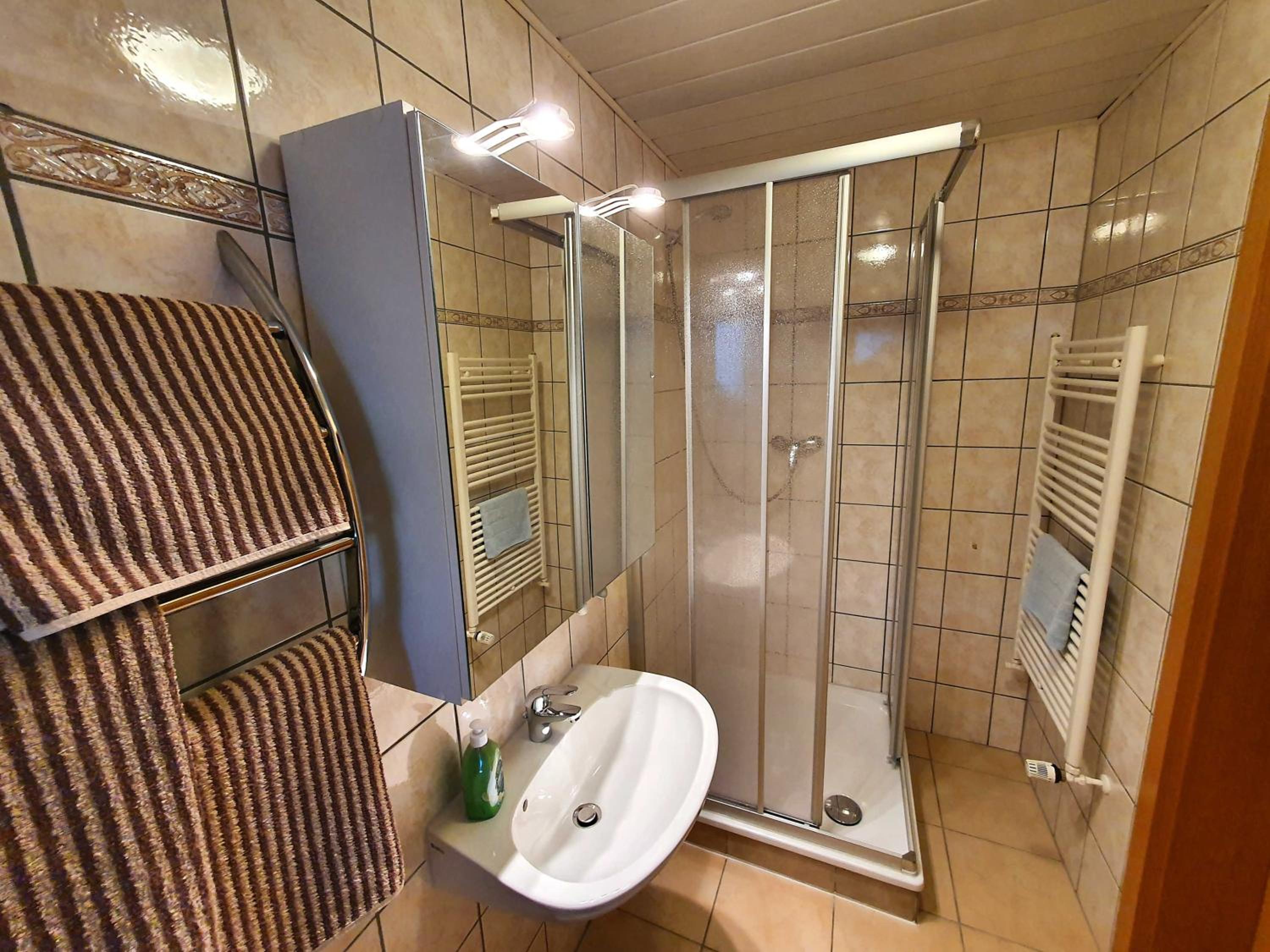 Two-Bedroom Apartment with Shower  photo 3