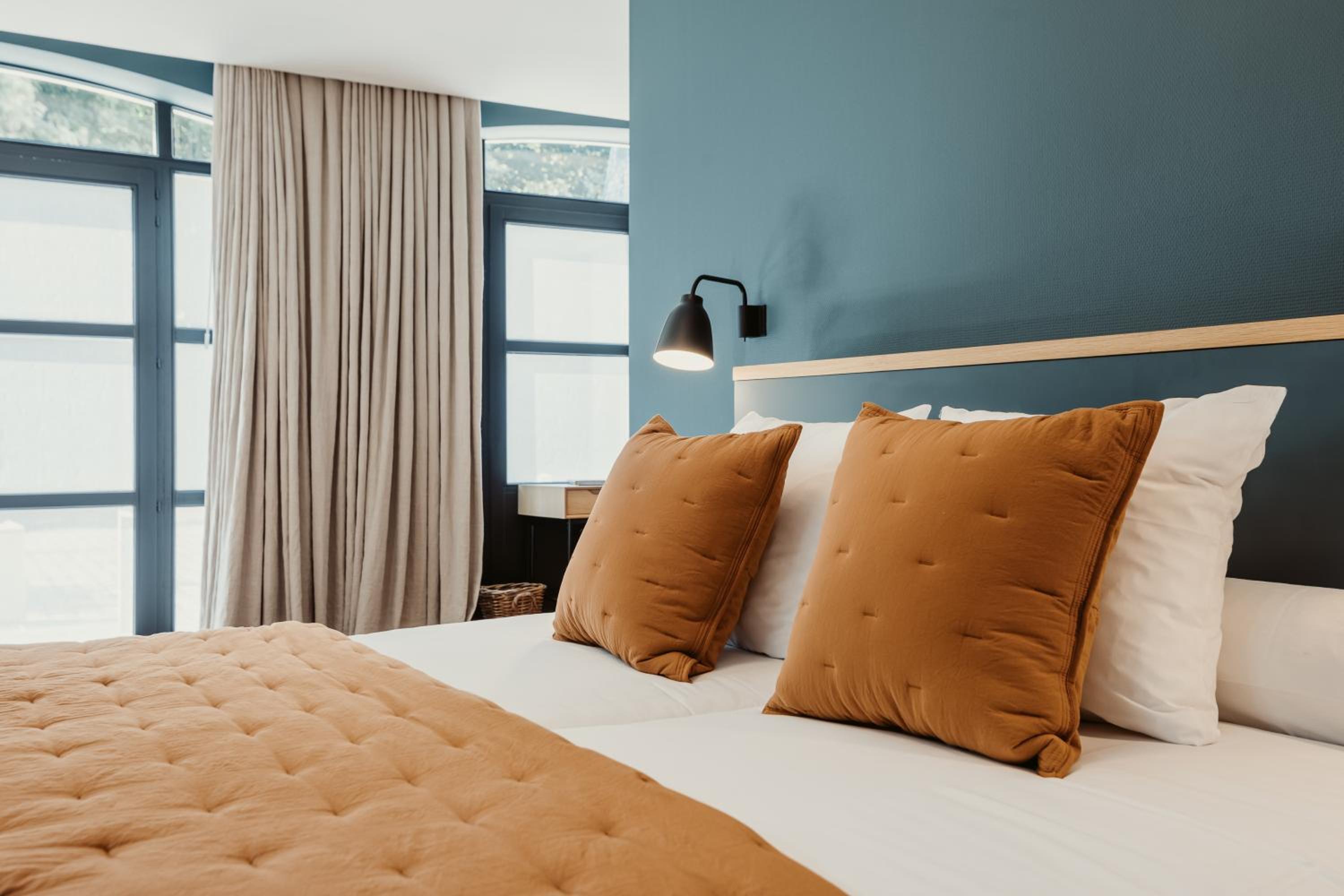 Deluxe Room - Photo 12