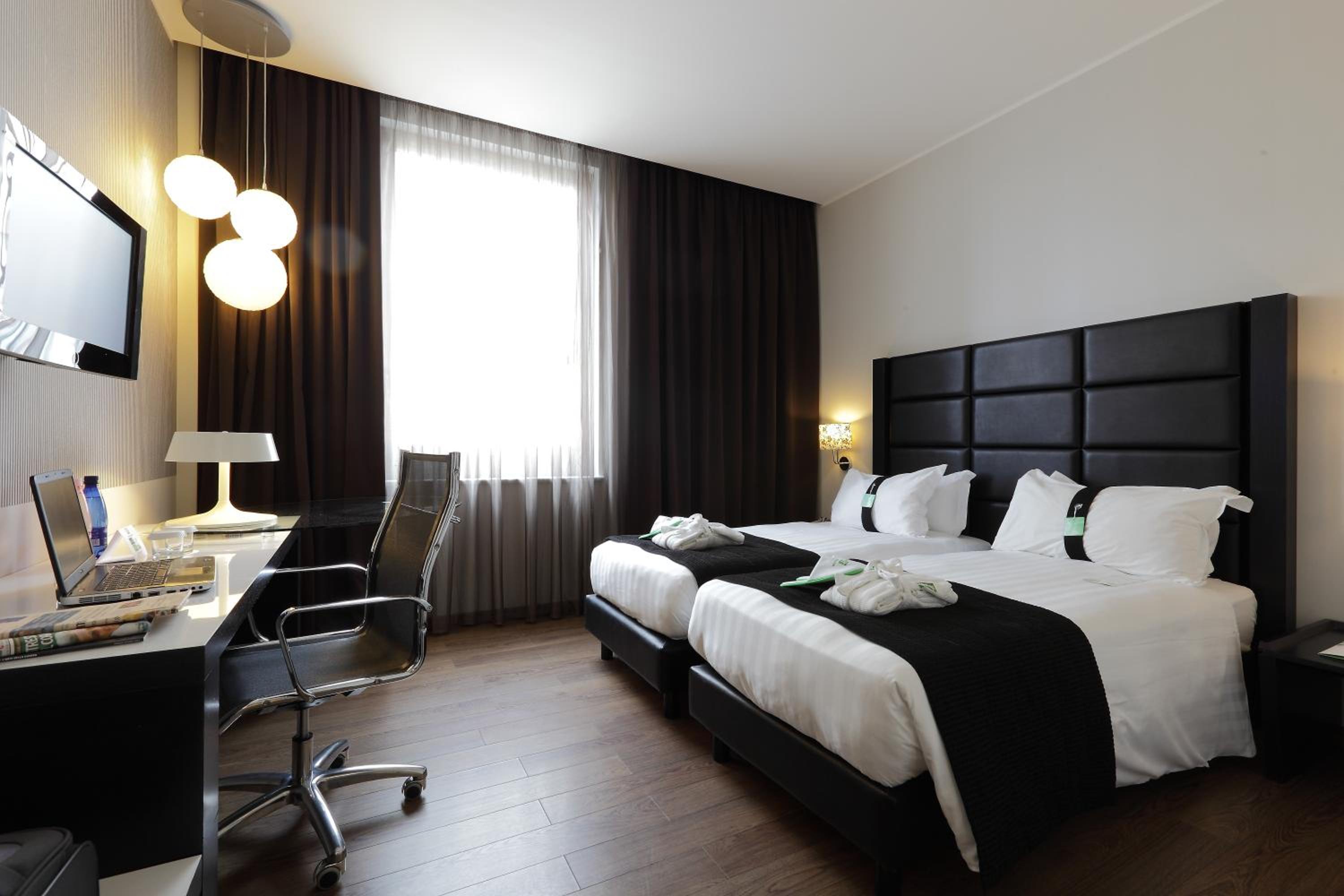 Standard Twin Room - Photo 2