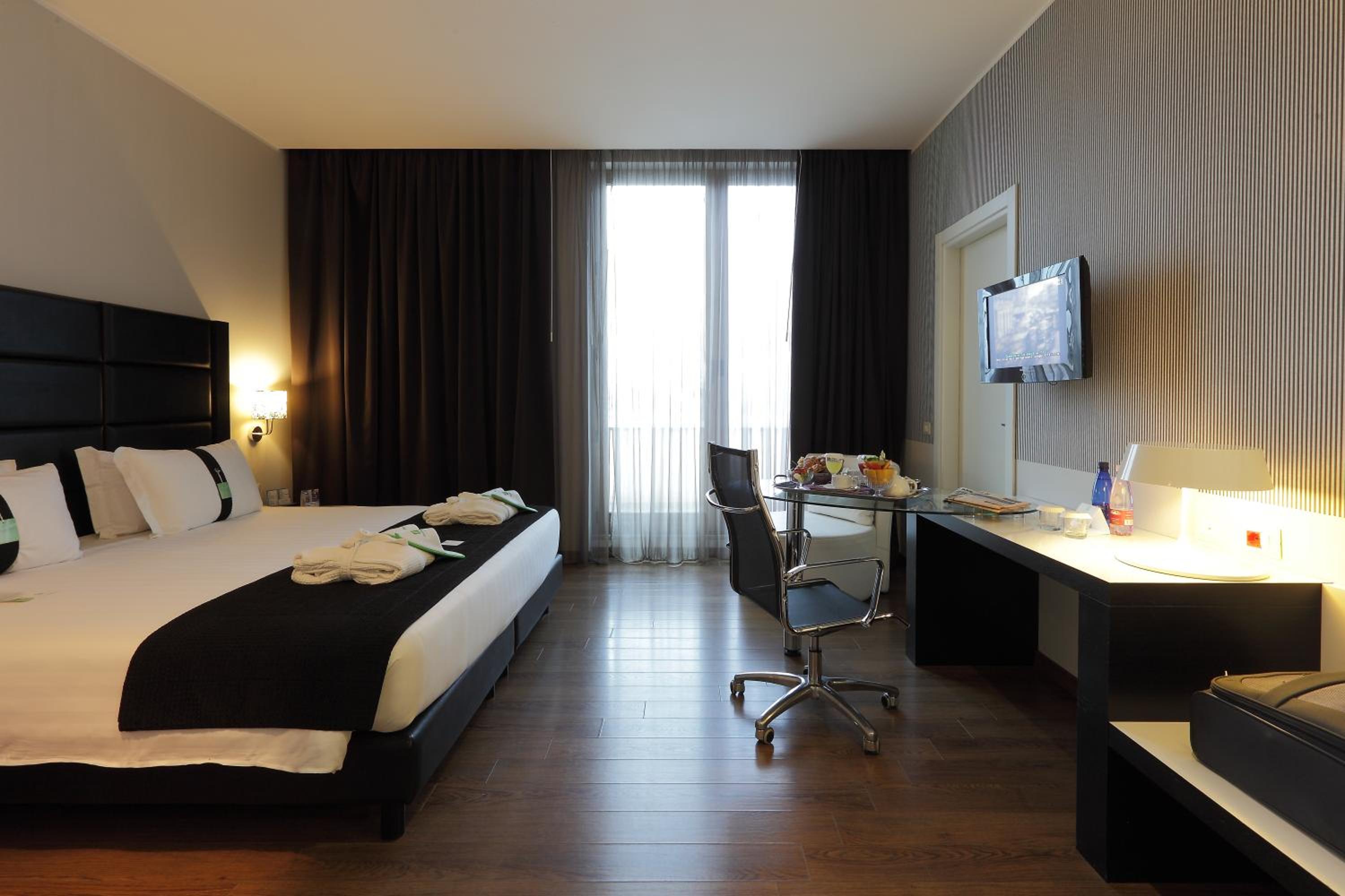 Standard King Room - Photo 2