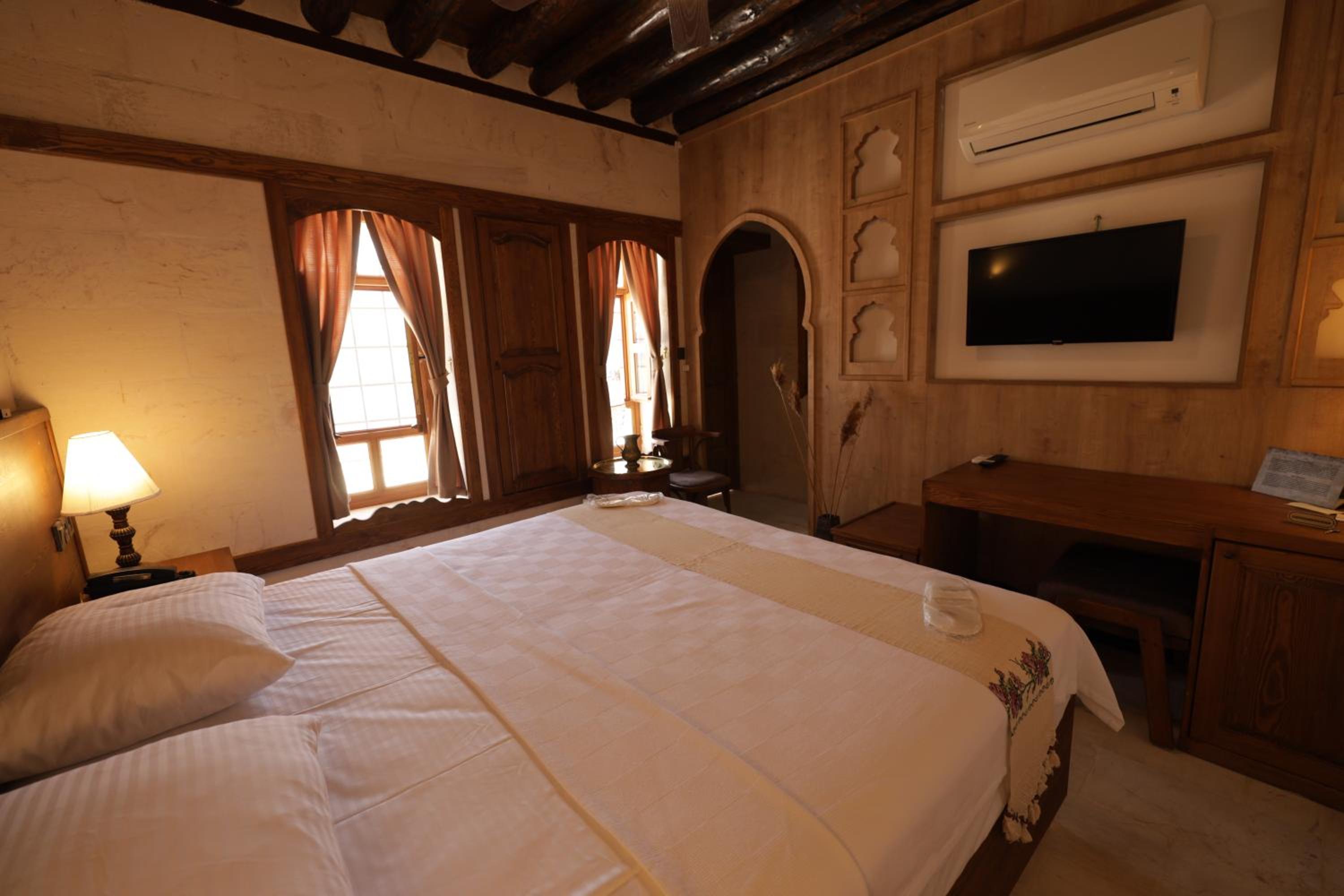 Deluxe Double Room with Balcony - Photo 3