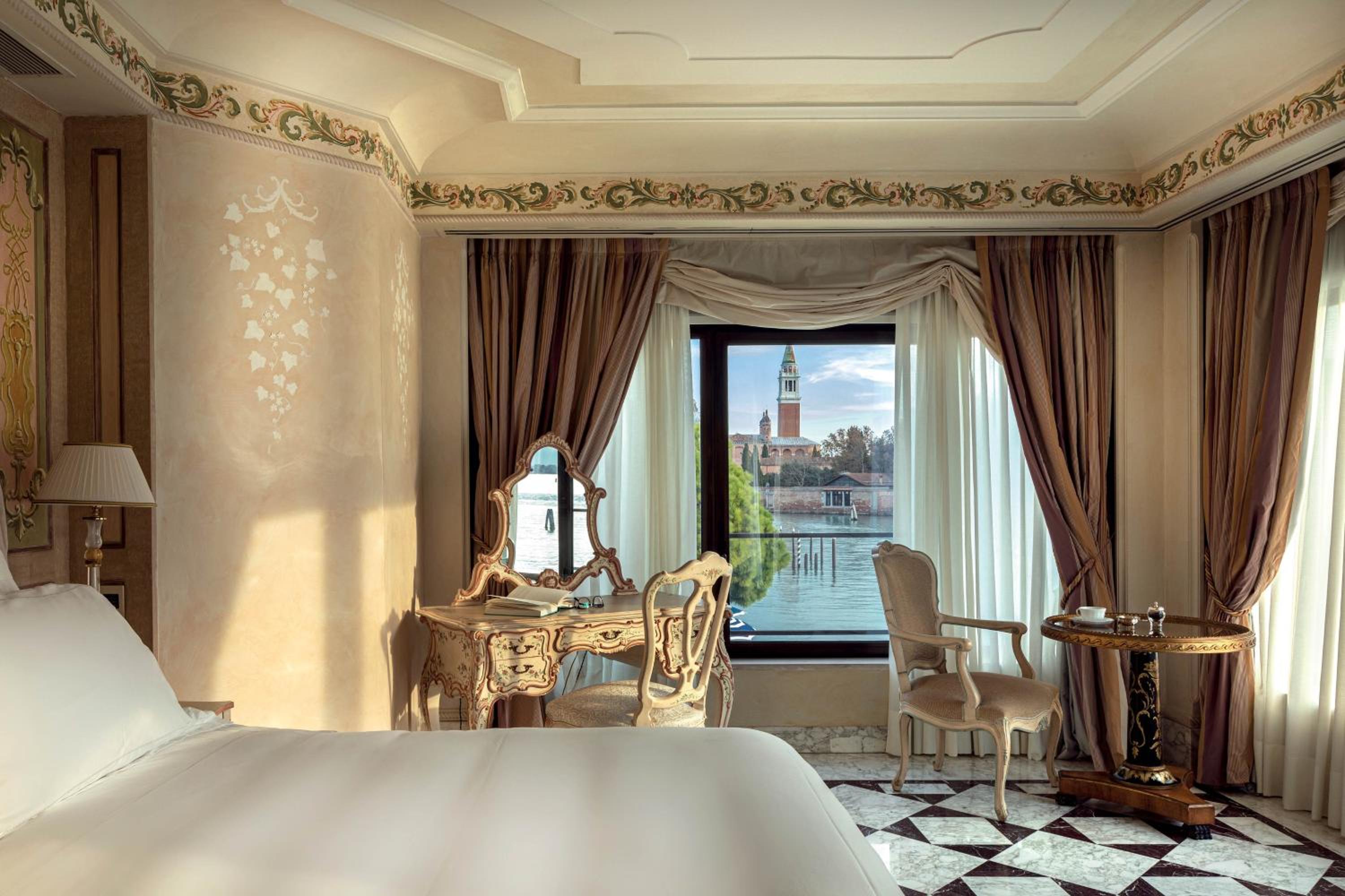 Signature Suite with Plunge Pool and Lagoon View (Palladio)