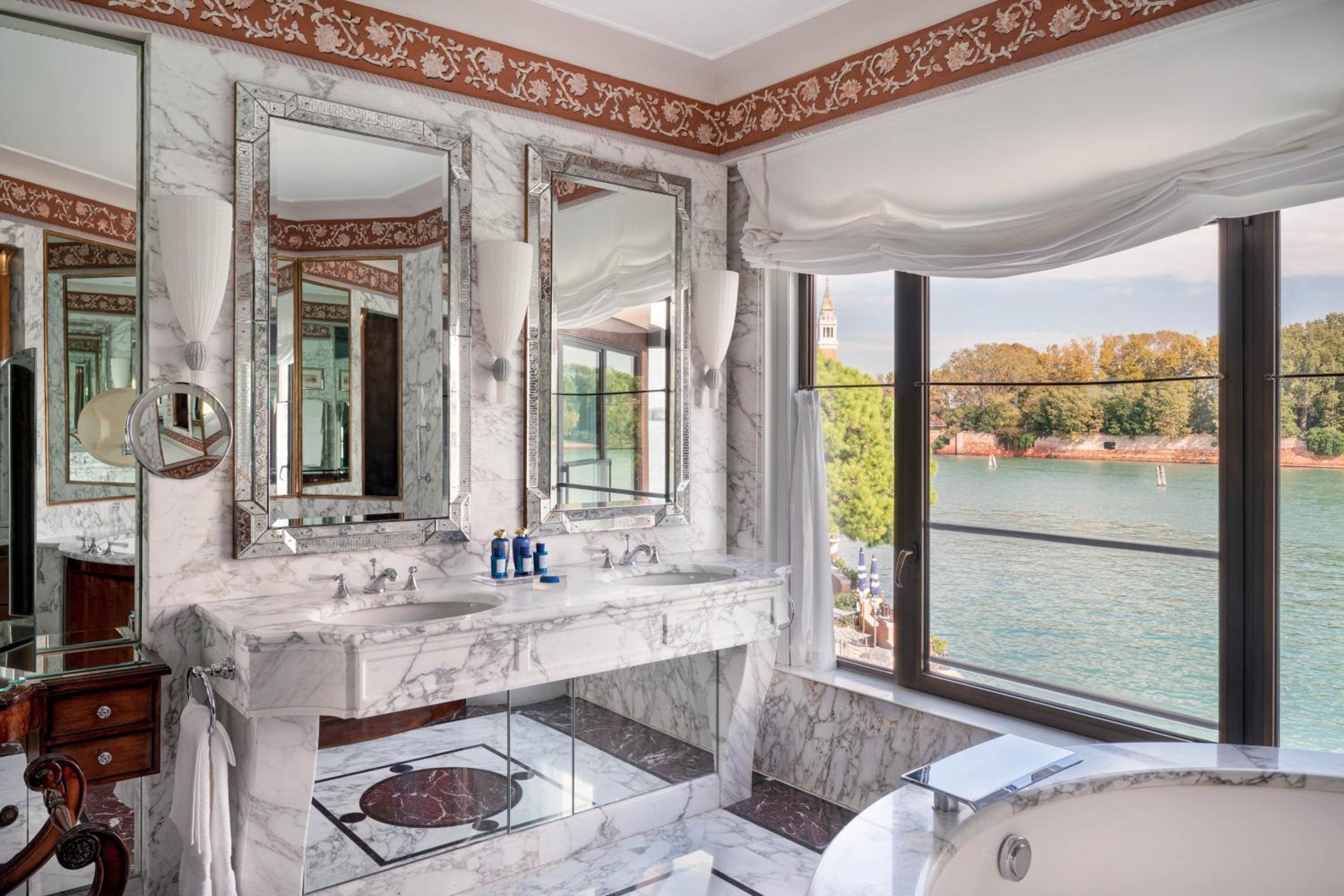 Signature Suite with Plunge Pool and Lagoon View (Palladio)