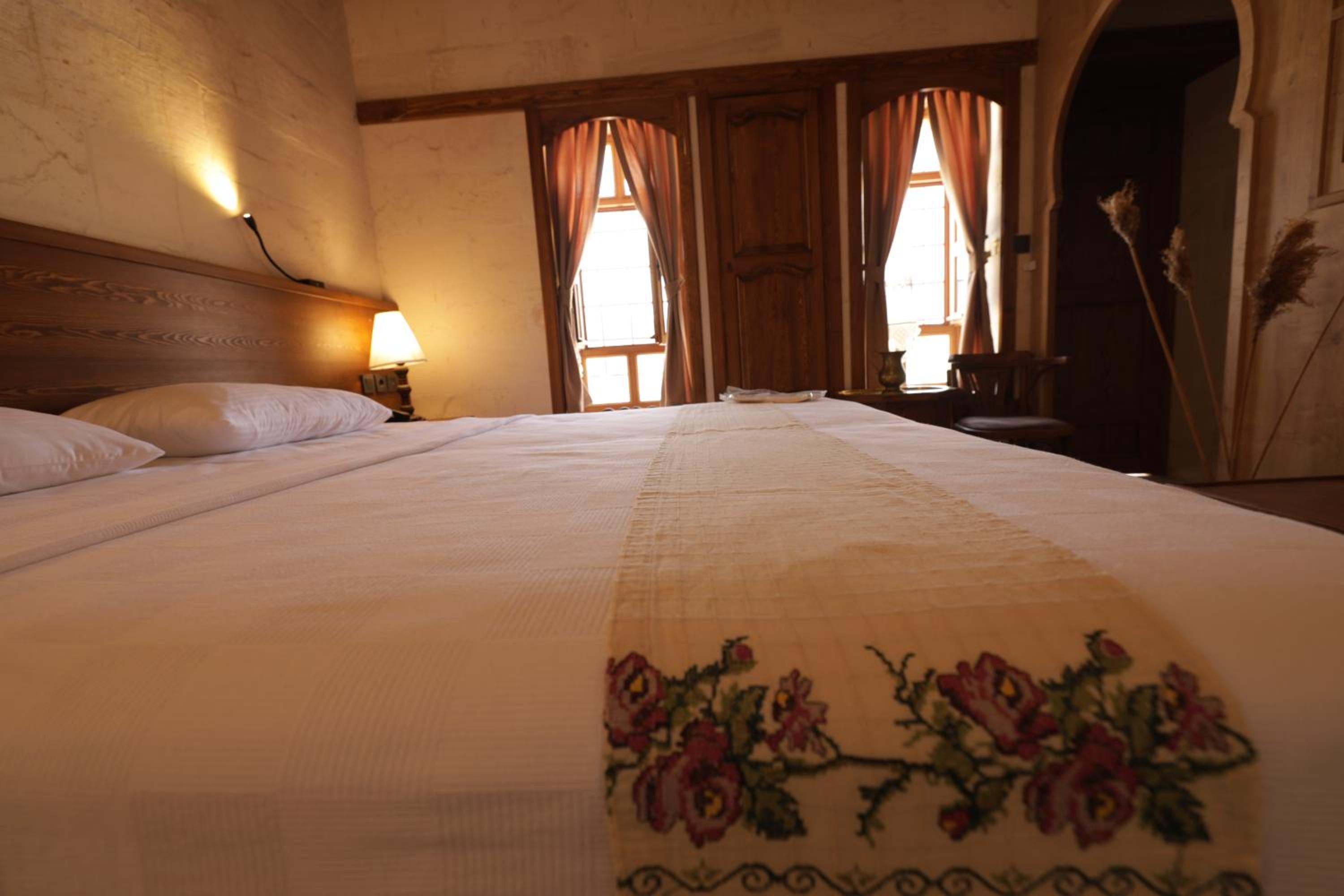 Deluxe Double Room with Balcony - Photo 4
