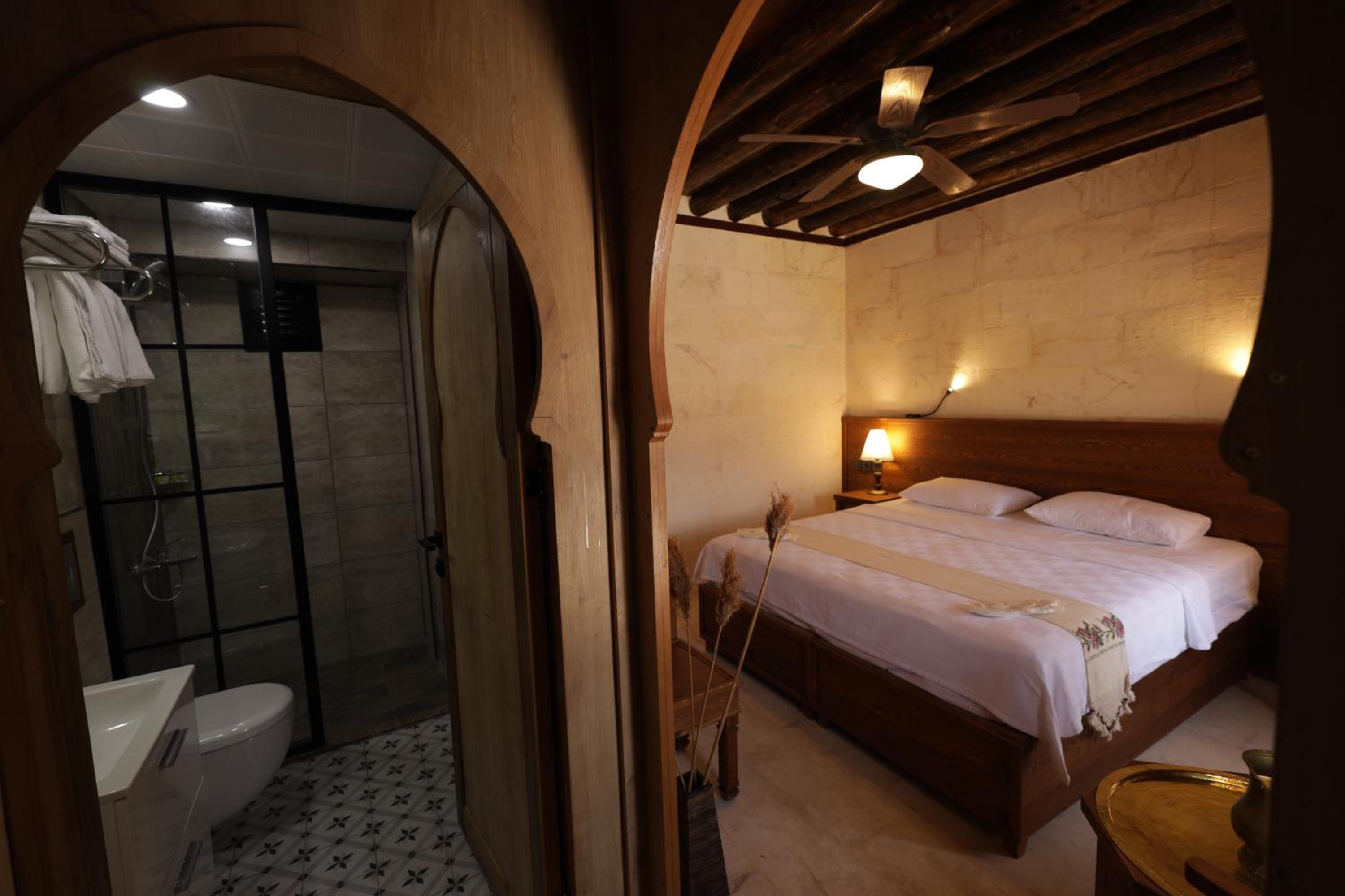 Deluxe Double Room with Balcony - Photo 5