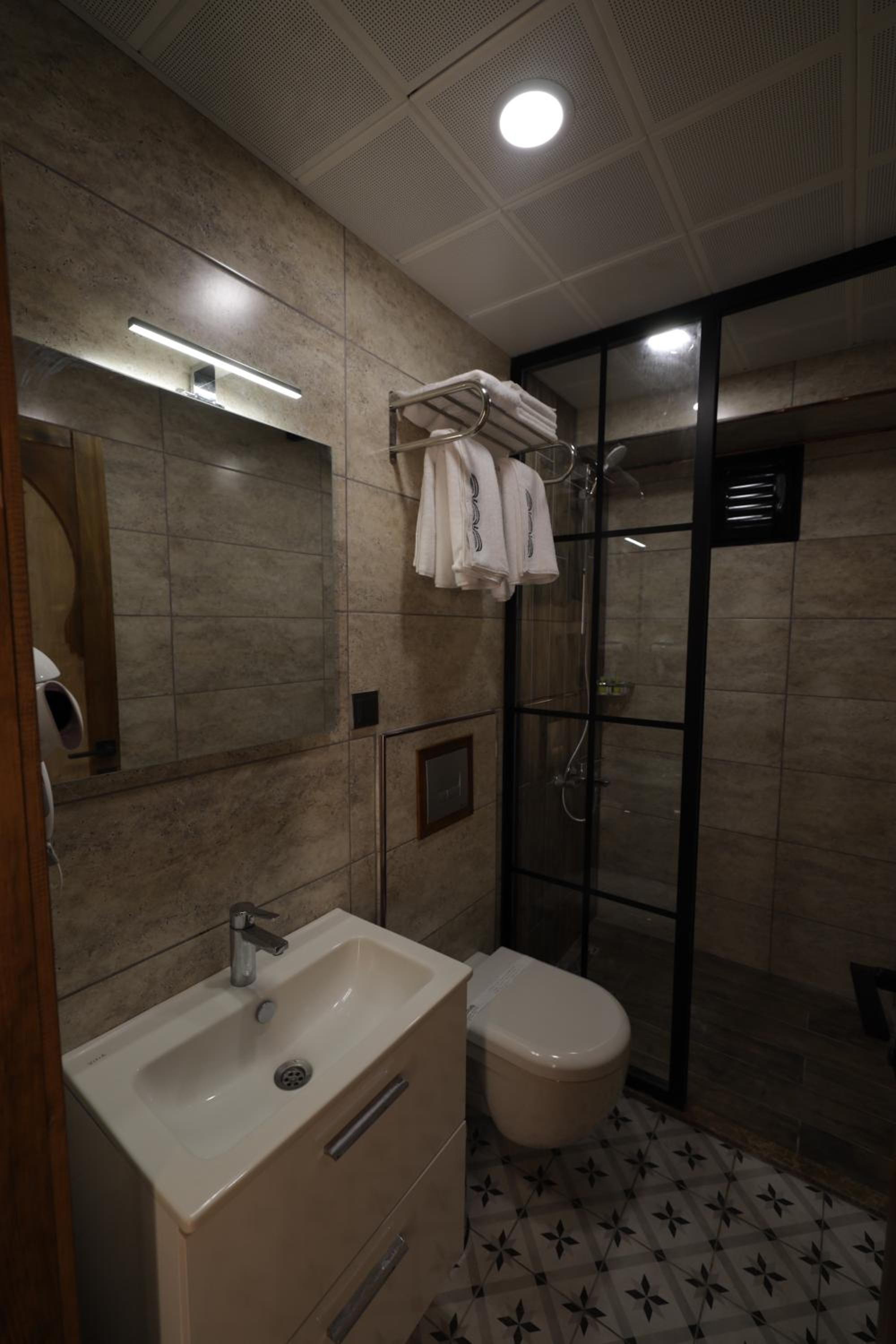 Deluxe Double Room with Balcony - Photo 6