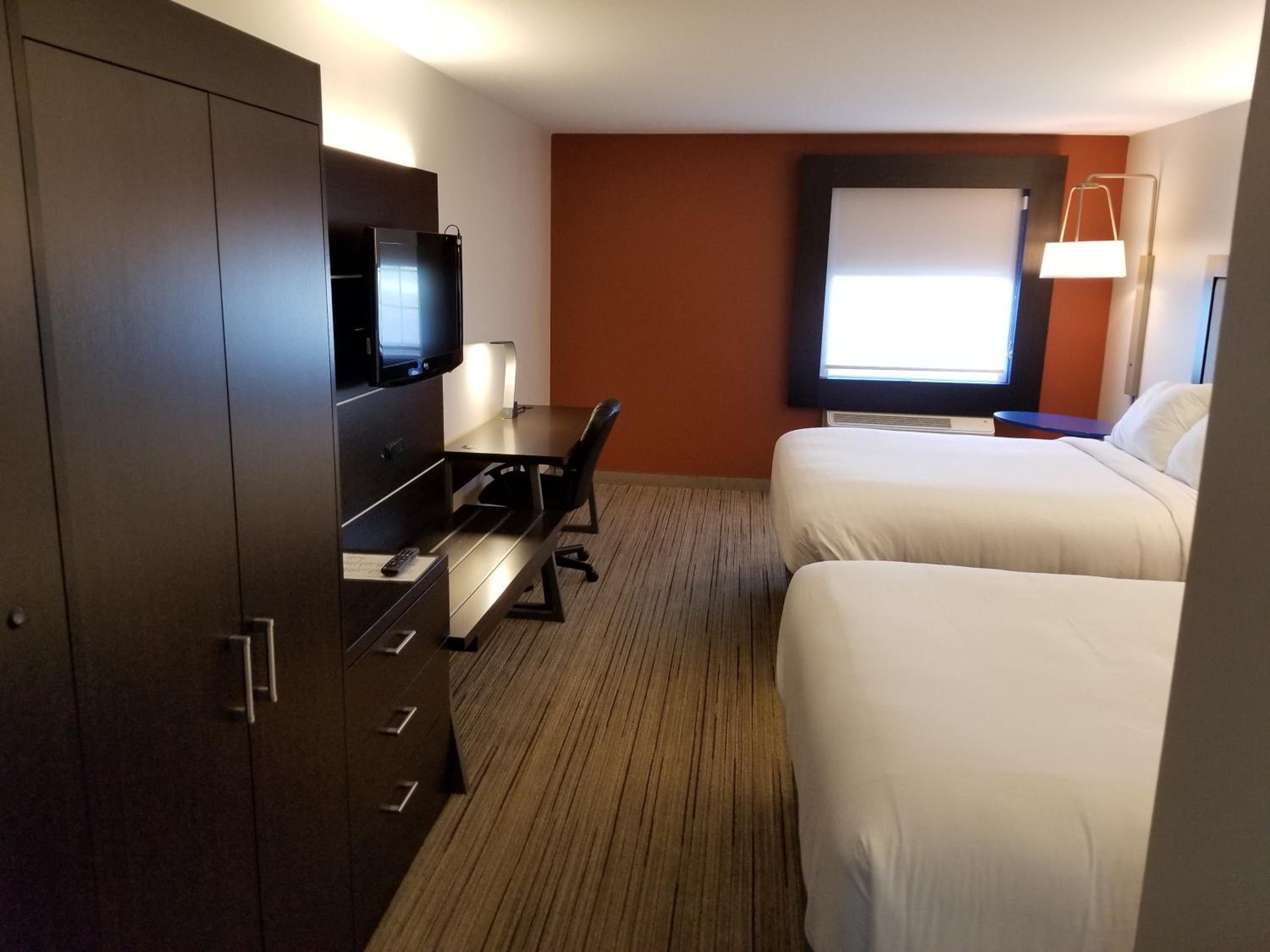 Standard Room with Two Queen Beds - Photo 2