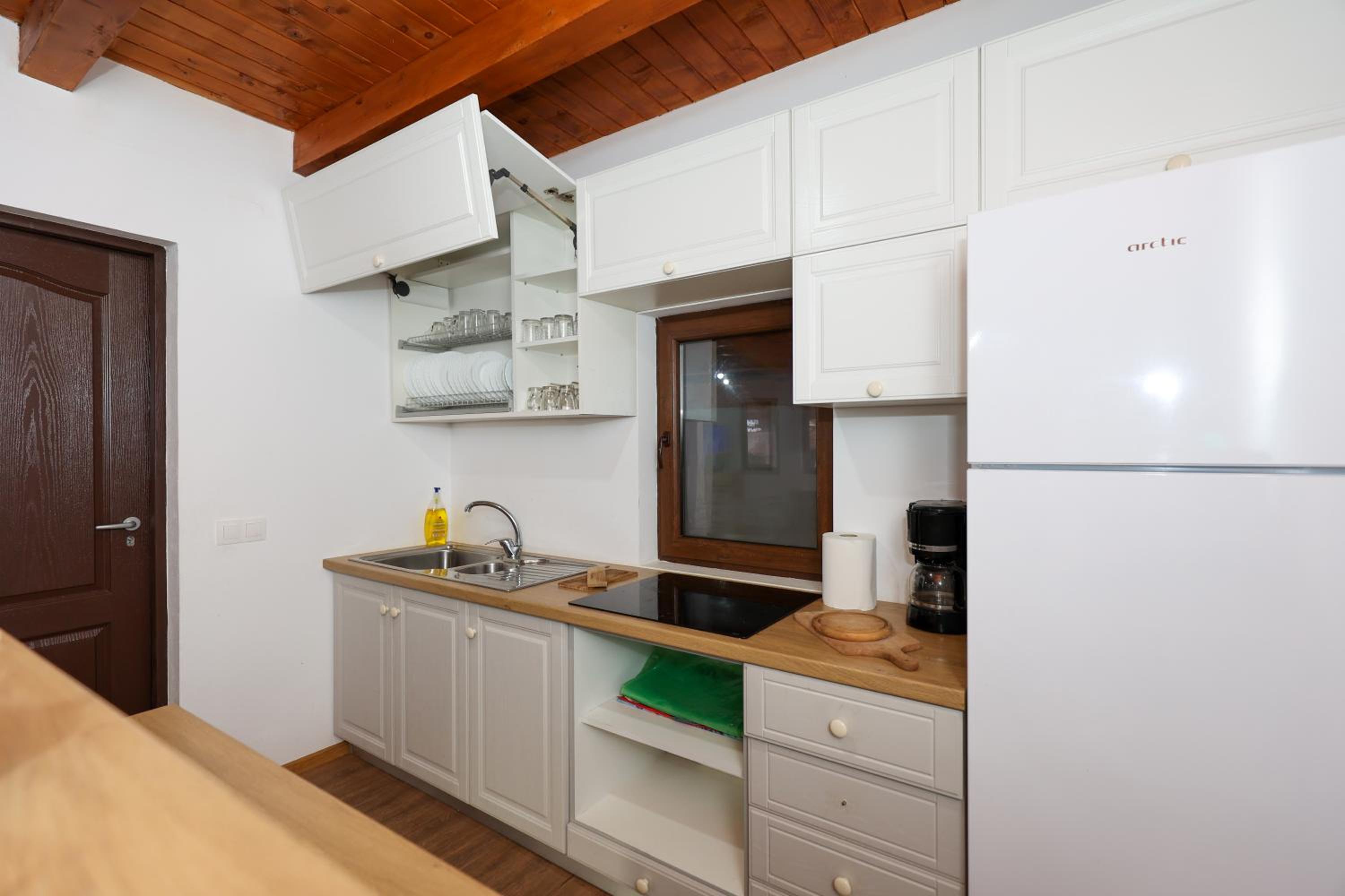 Five-Bedroom House - Photo 23