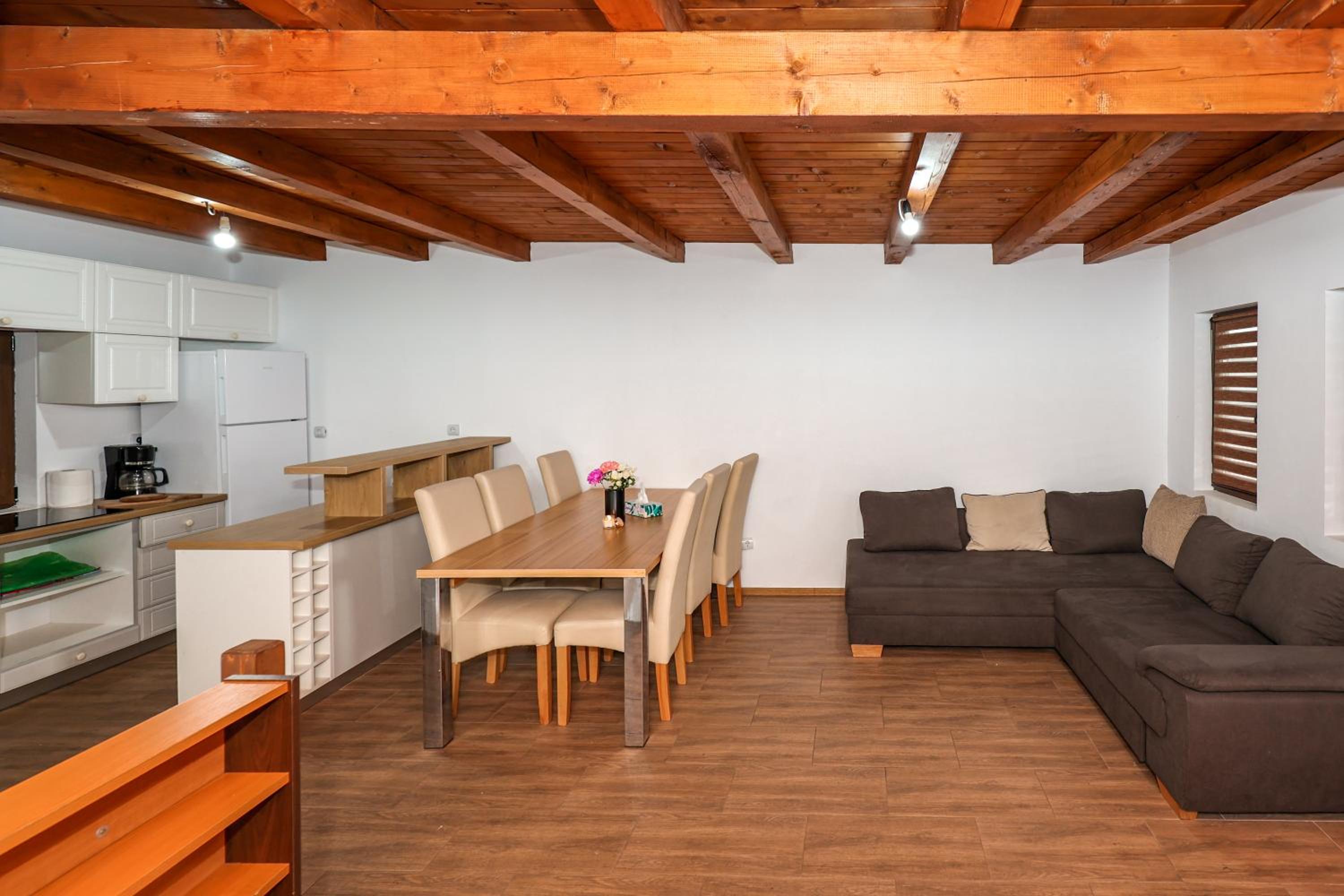 Five-Bedroom House - Photo 27