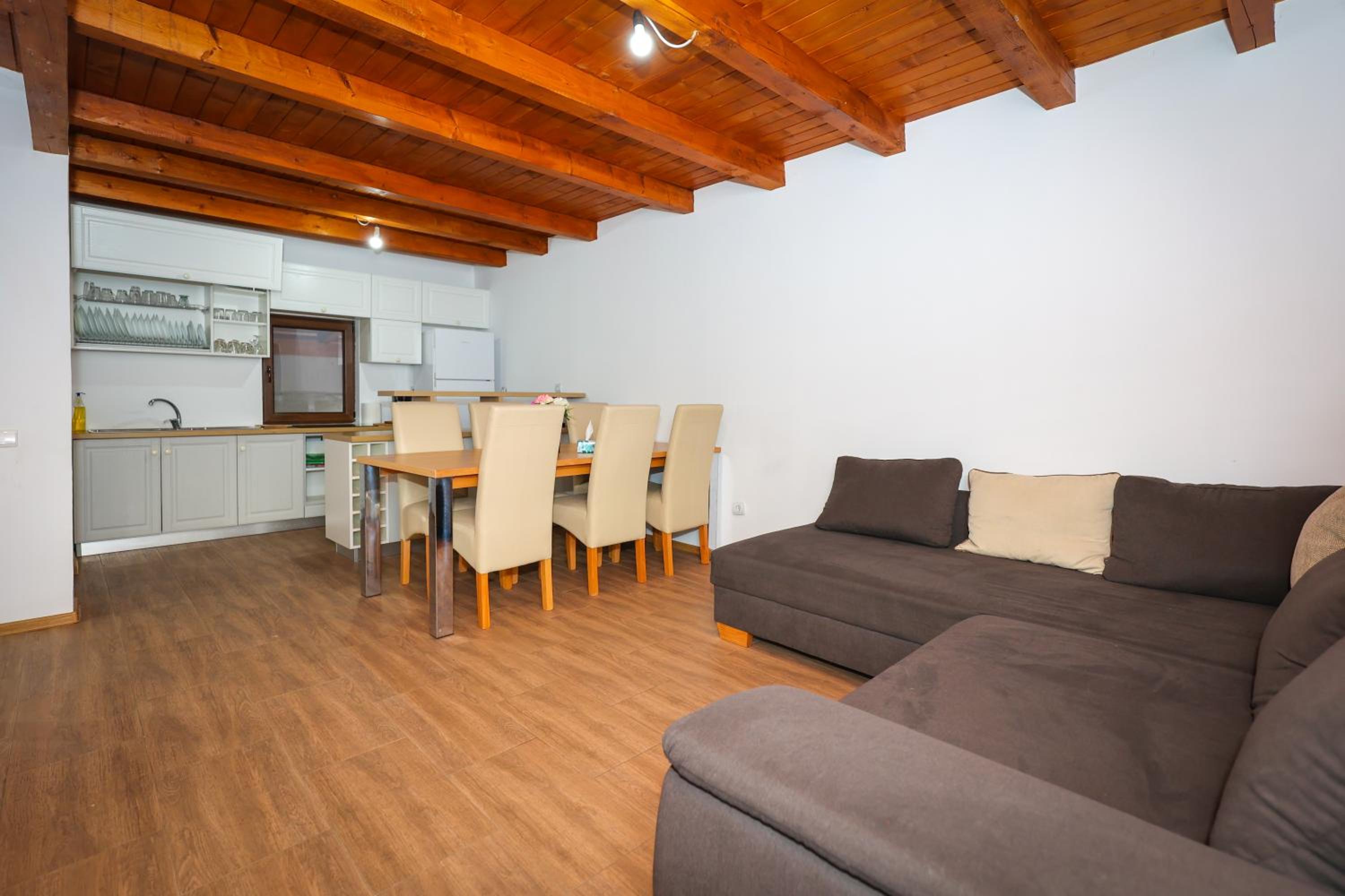 Five-Bedroom House - Photo 3