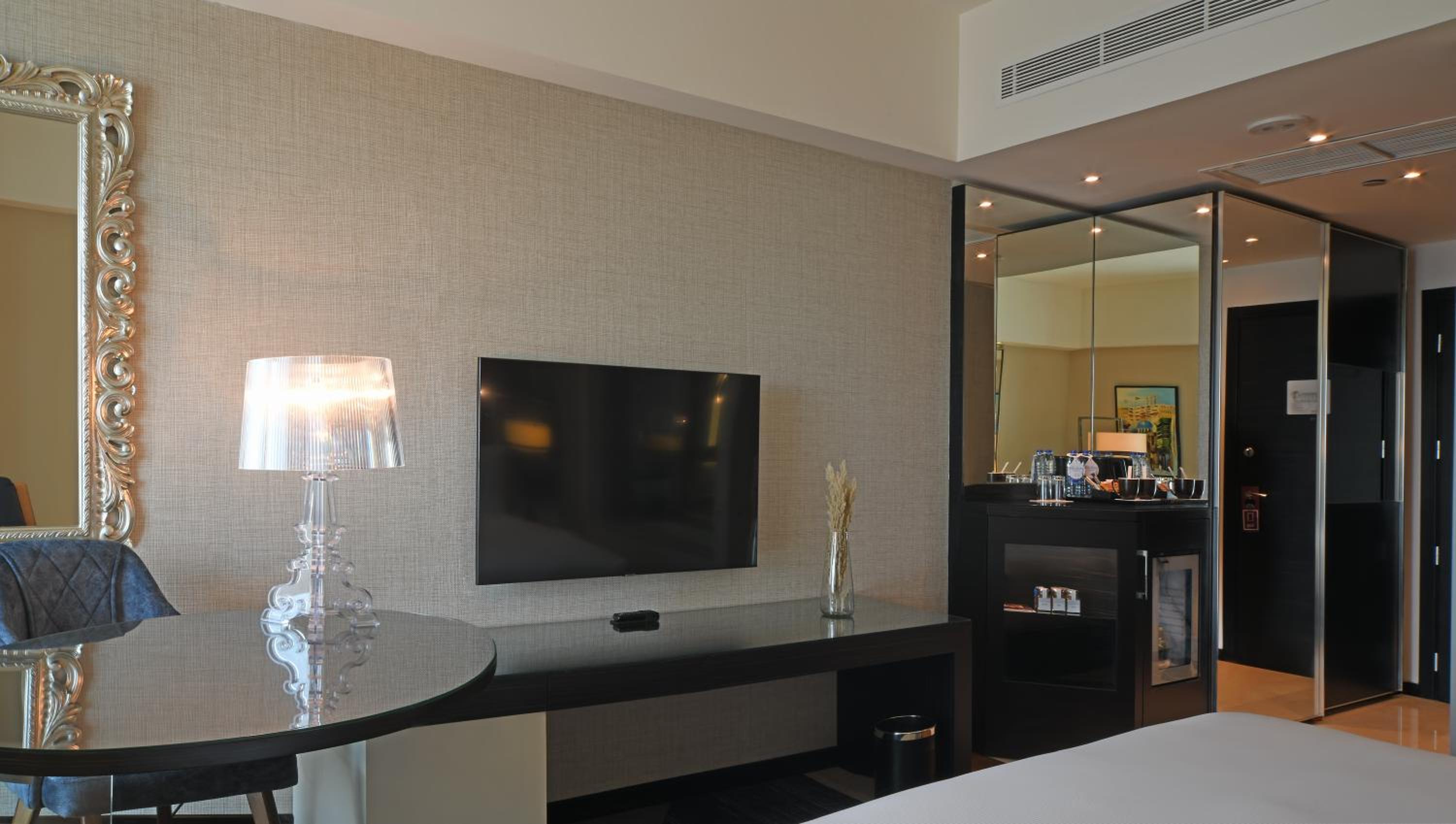 Deluxe King Room - Photo 15