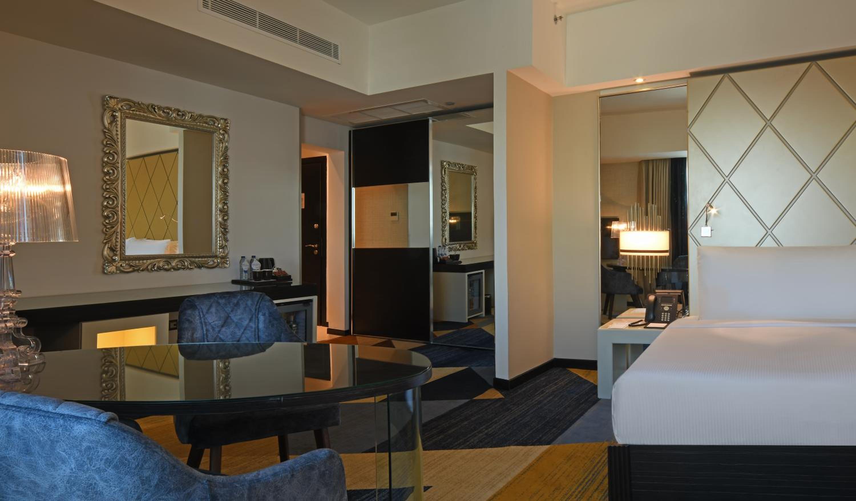 Superior King Room - Photo 12