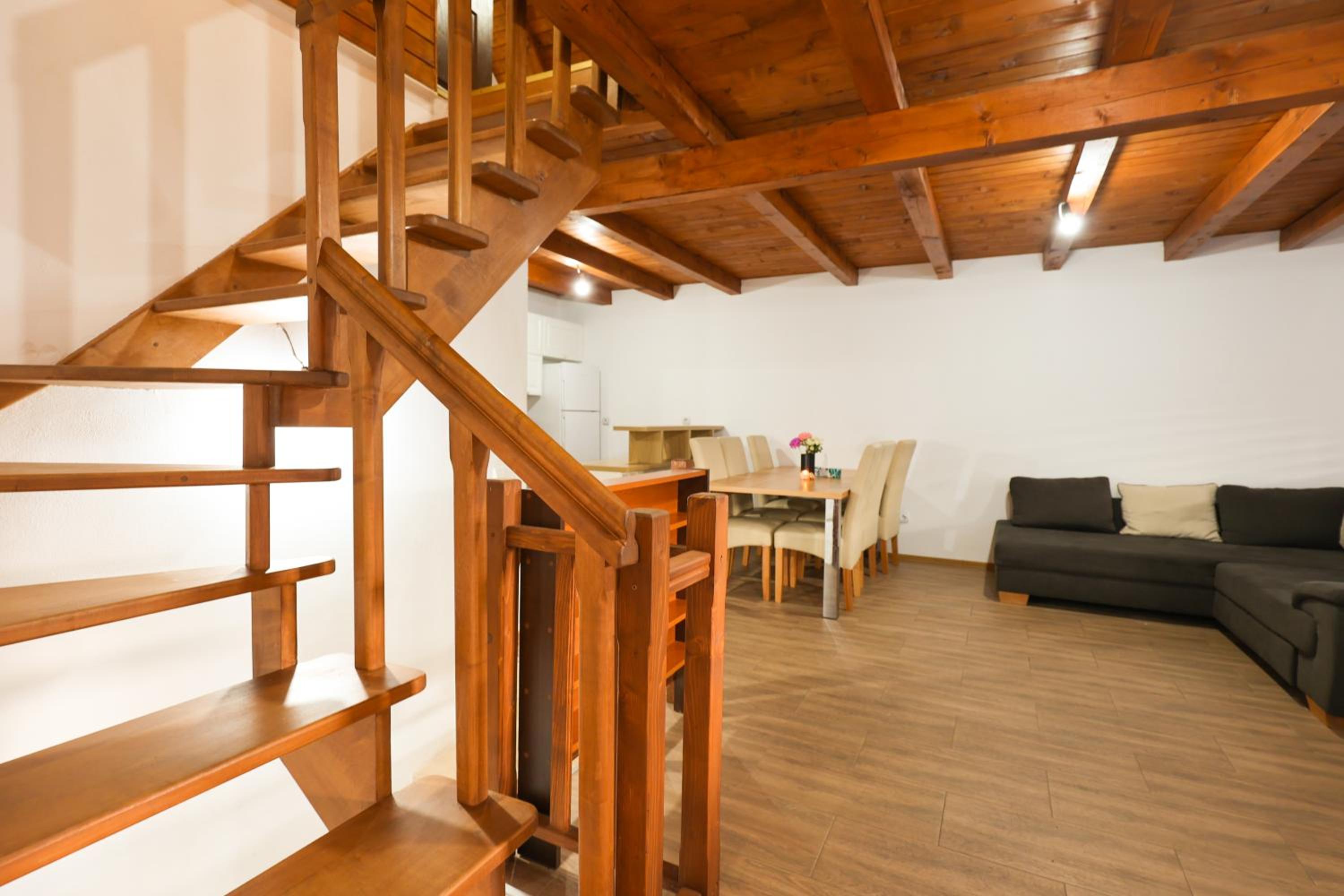 Five-Bedroom House - Photo 4