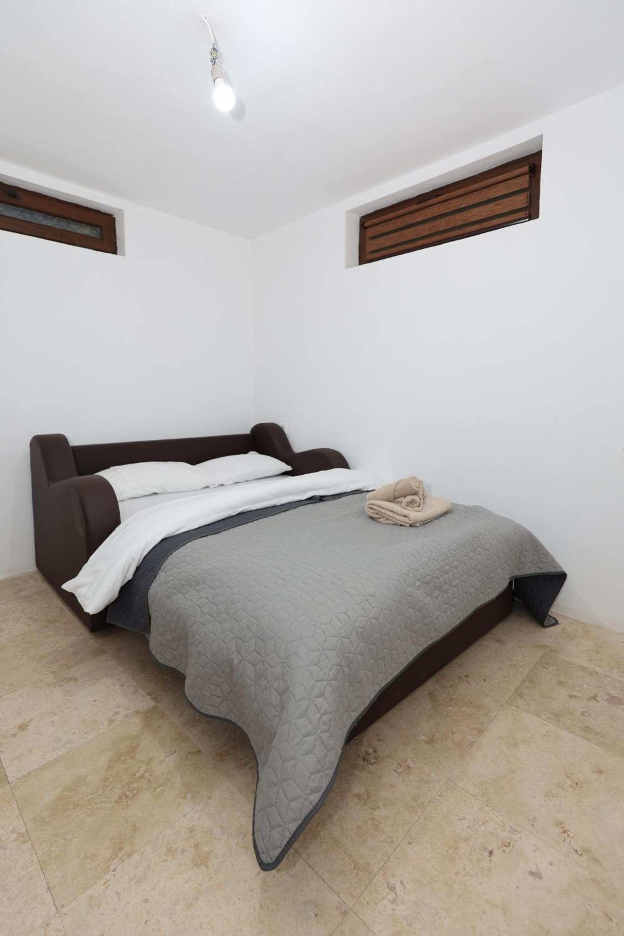 Five-Bedroom House - Photo 8