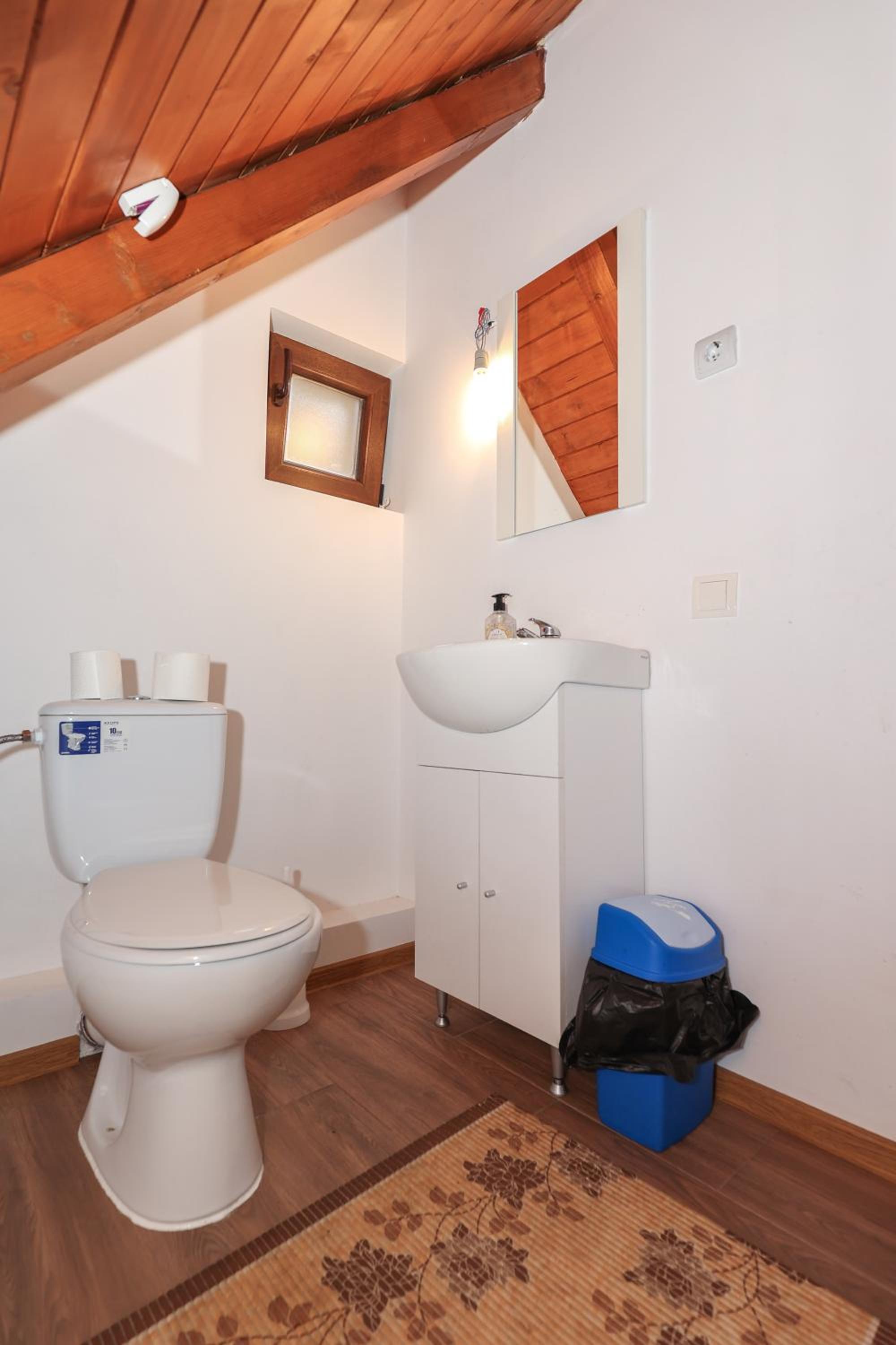Five-Bedroom House - Photo 10