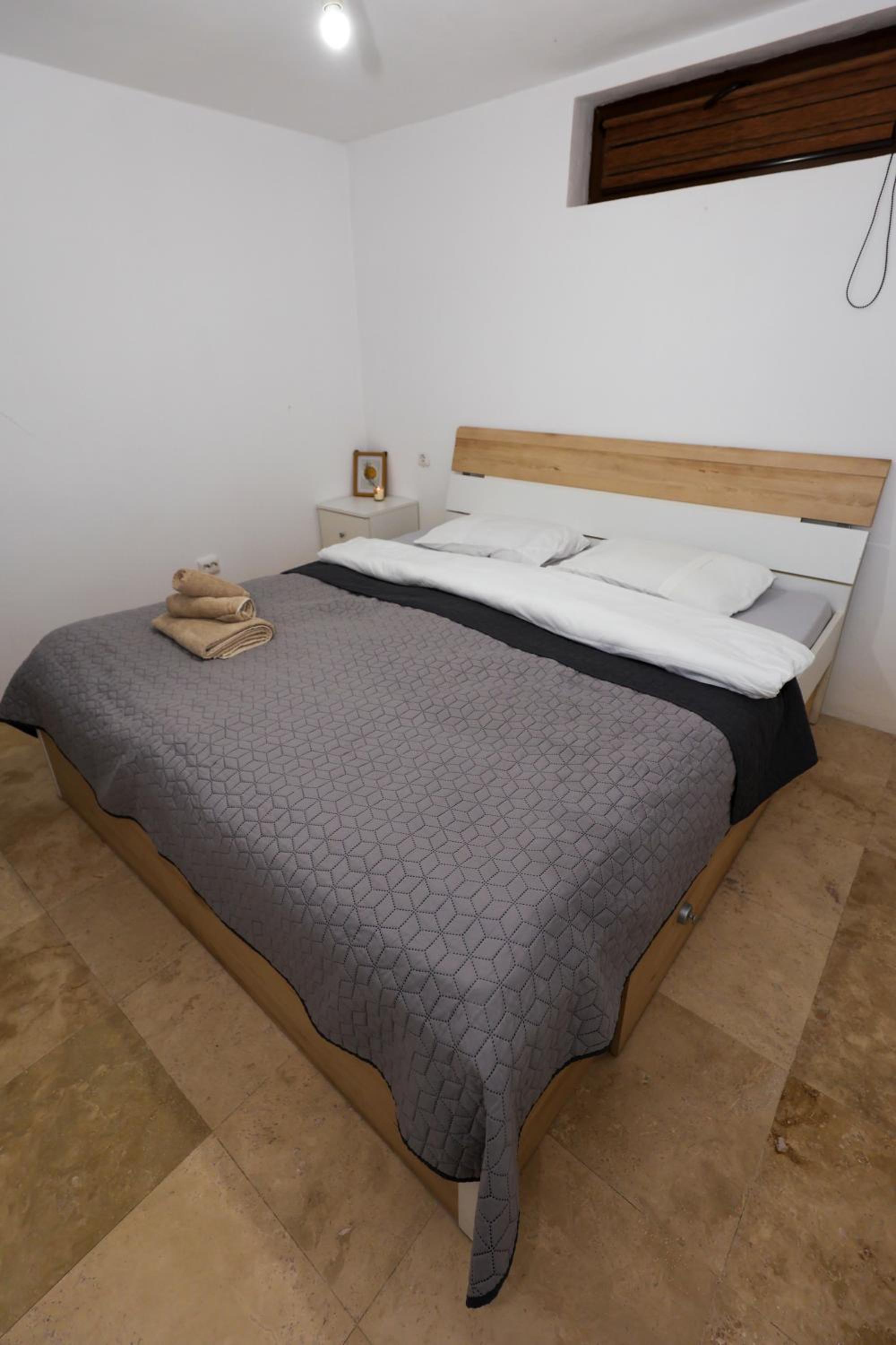 Five-Bedroom House - Photo 11