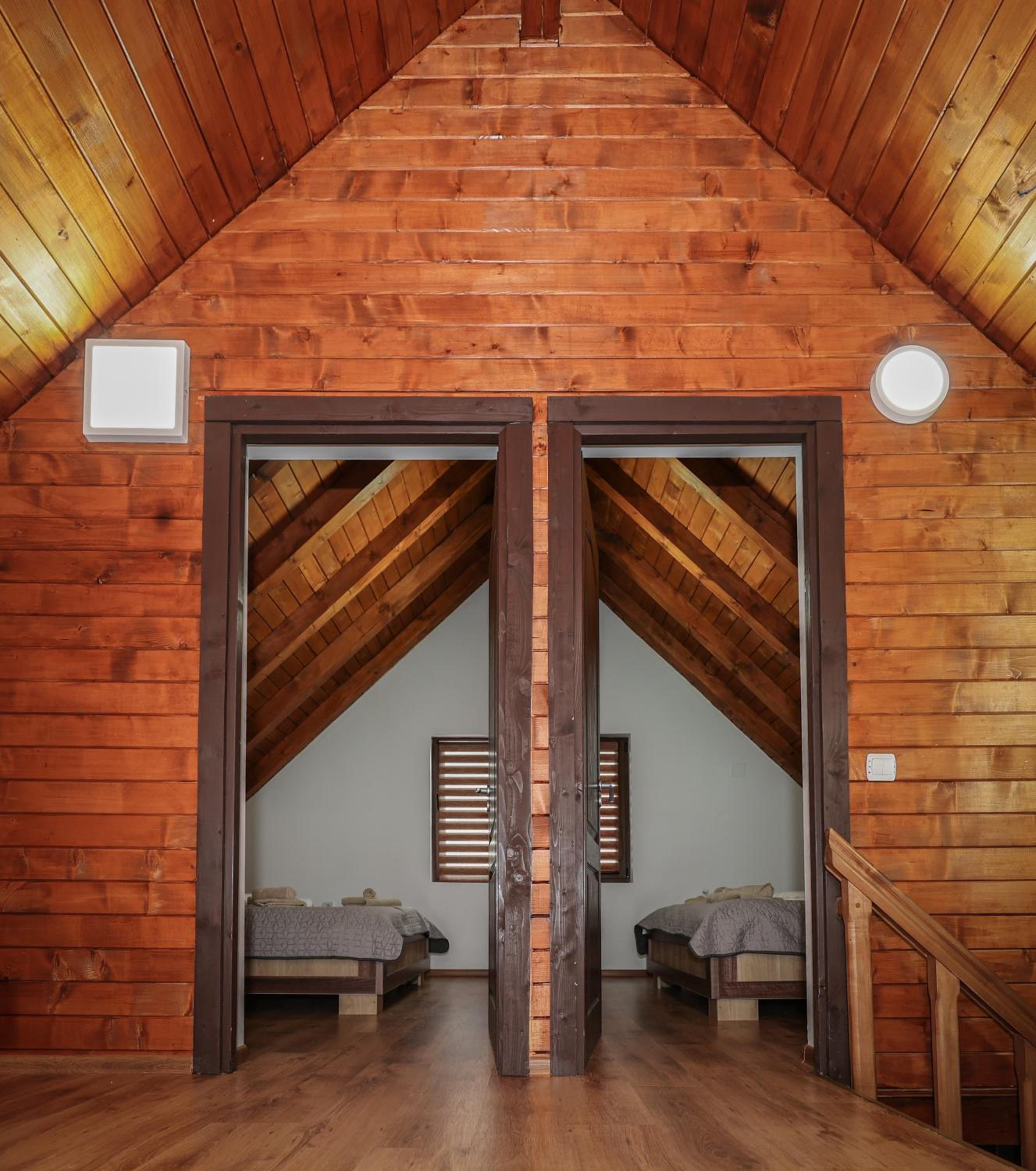 Five-Bedroom House - Photo 16