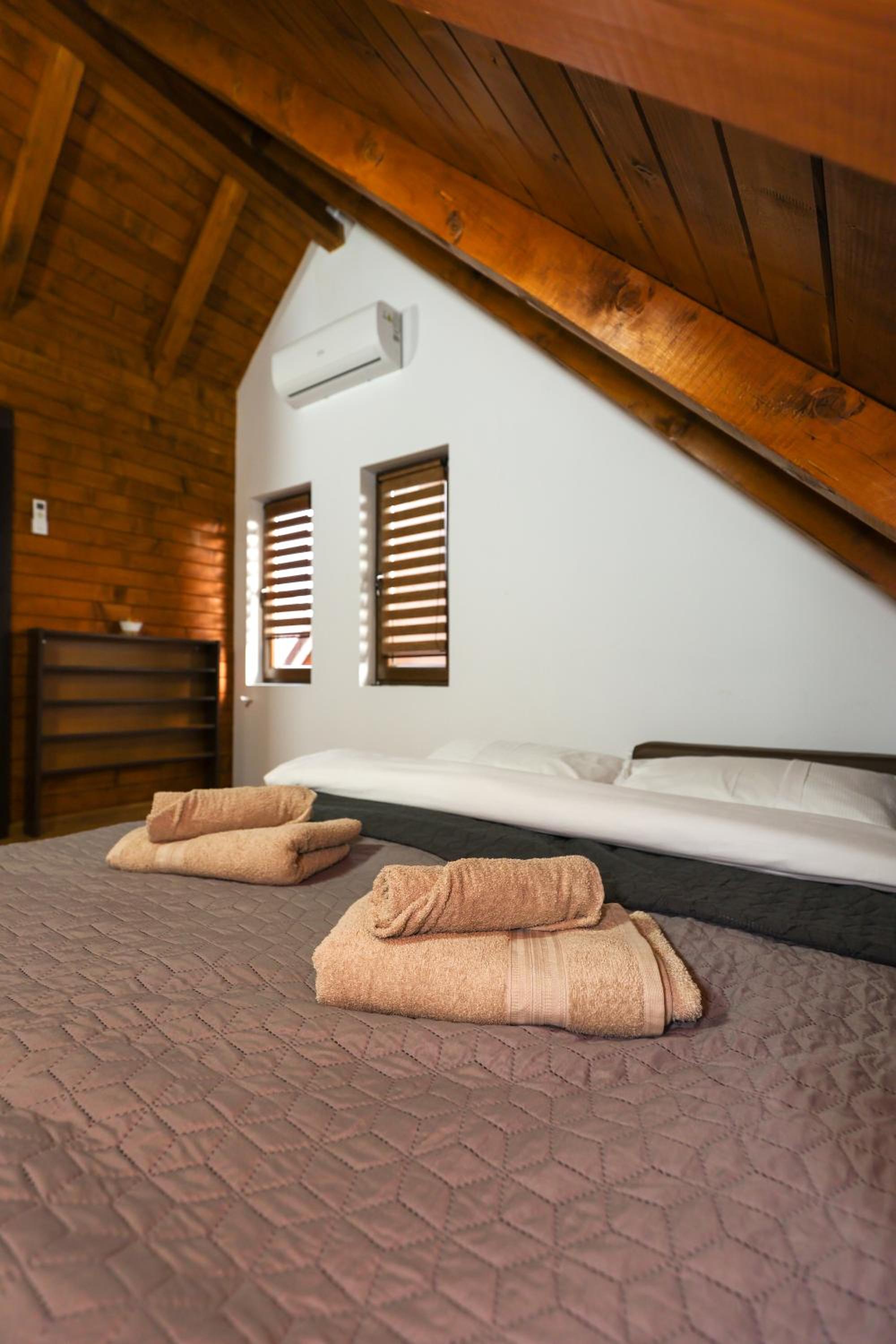 Five-Bedroom House - Photo 19